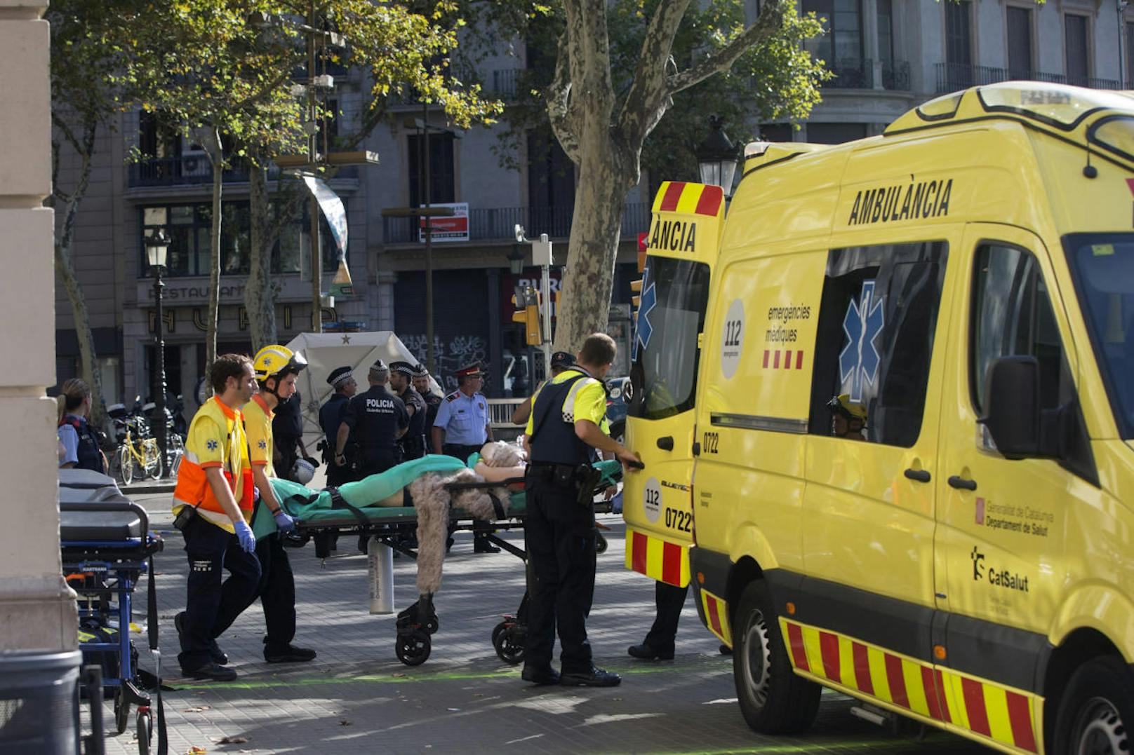 Ein Lieferwagen ist mitten auf der bekannten Promenade La Rambla in Barcelona in eine Menschenmenge gerast. Es gibt Tote und zahlreiche Verletzte.
