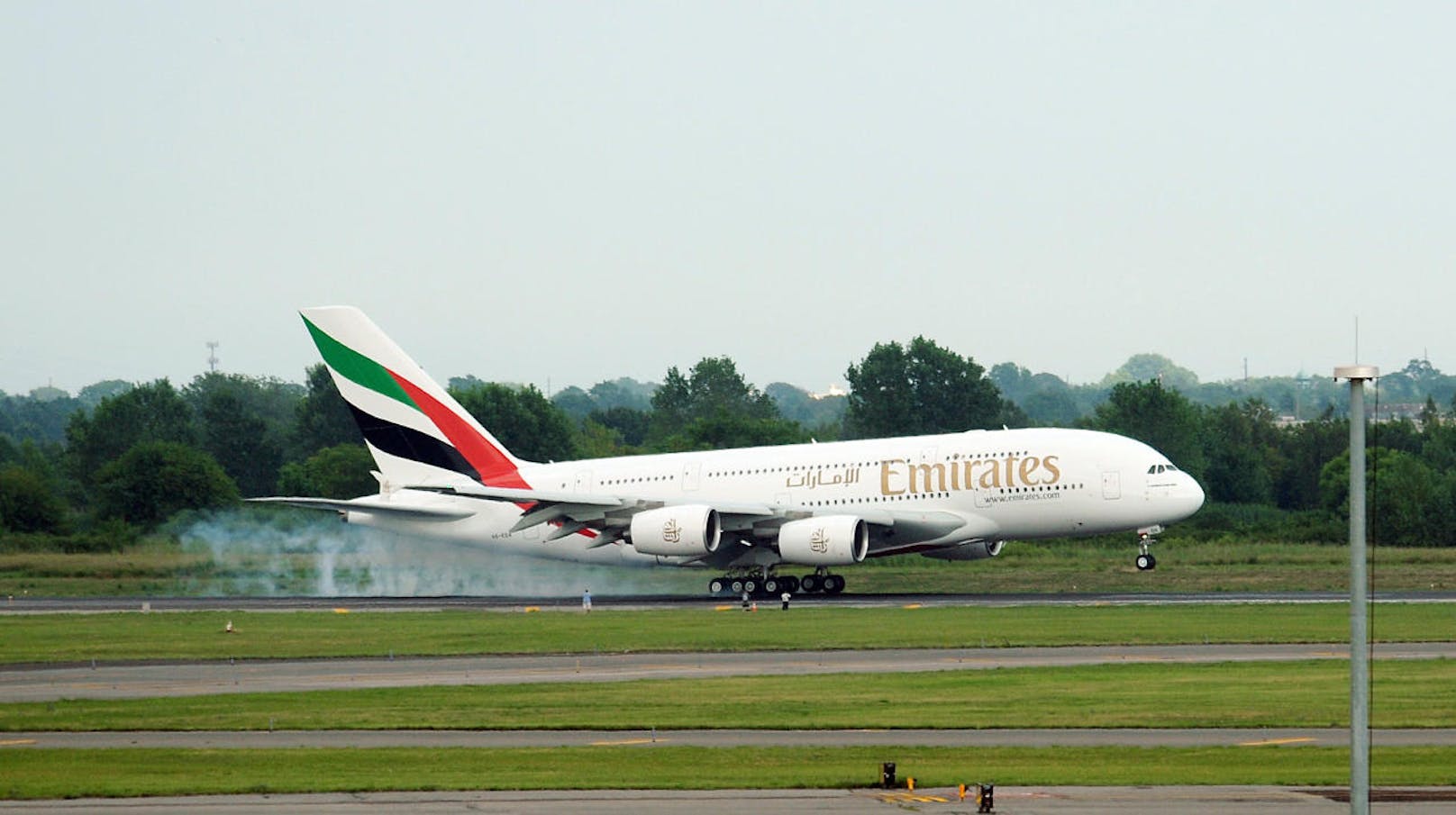 Turbulent: Die Crew der "Emirates" alarmierte die Polizei - weil sich die Britin an Bord angeblich so verdächtig die Nase geputzt hatte.