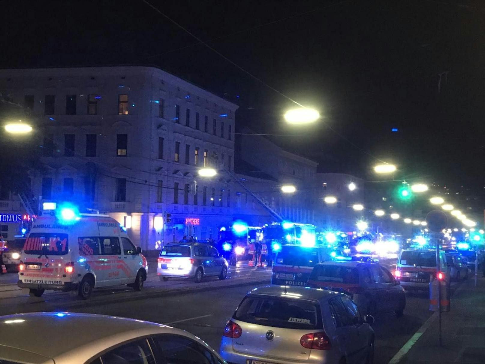 Schock in der Wiener Laxenburger Straße Ecke Arthaberplatz: Ein Wohnhaus wurde durch eine Explosion erschüttert, fünf Menschen dabei verletzt (13. September 2017)