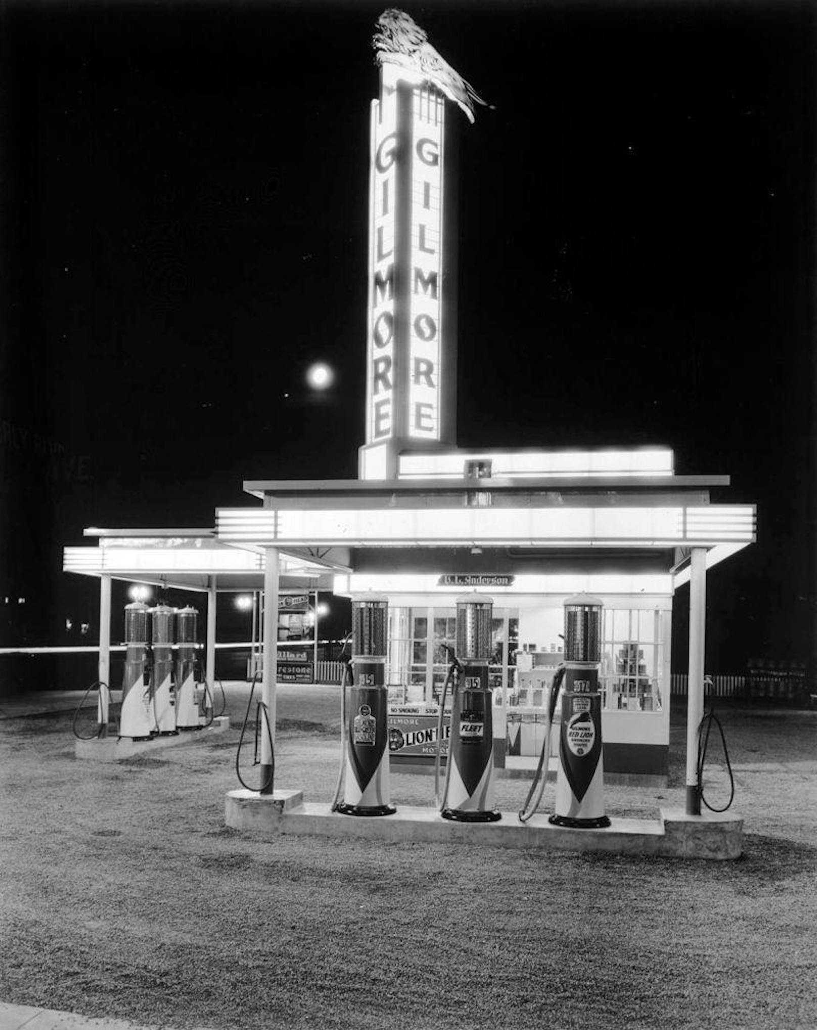 Ebenfalls im Art-déco-Stil ist diese Gilmore-Tankstelle in Los Angeles. Das Foto stammt von 1940.