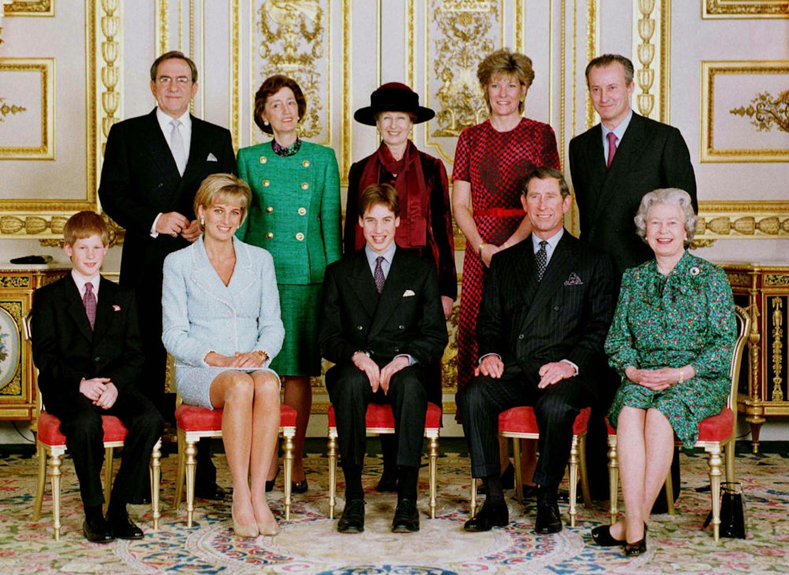 Die britische Royal-Familie posiert für ein Portrait im Windsor Castle. (vordere Reihe von links nach rechts) Prince Harry, Diana Princess of Wales, Prince William, the Prince of Wales, Queen Elizabeth, (hintere Reihe von links nach rechts) King Constatine of Greece, Lady Susan Hussey, Princess Alexandra, the Duchess of Westminster und Lord Romsey.