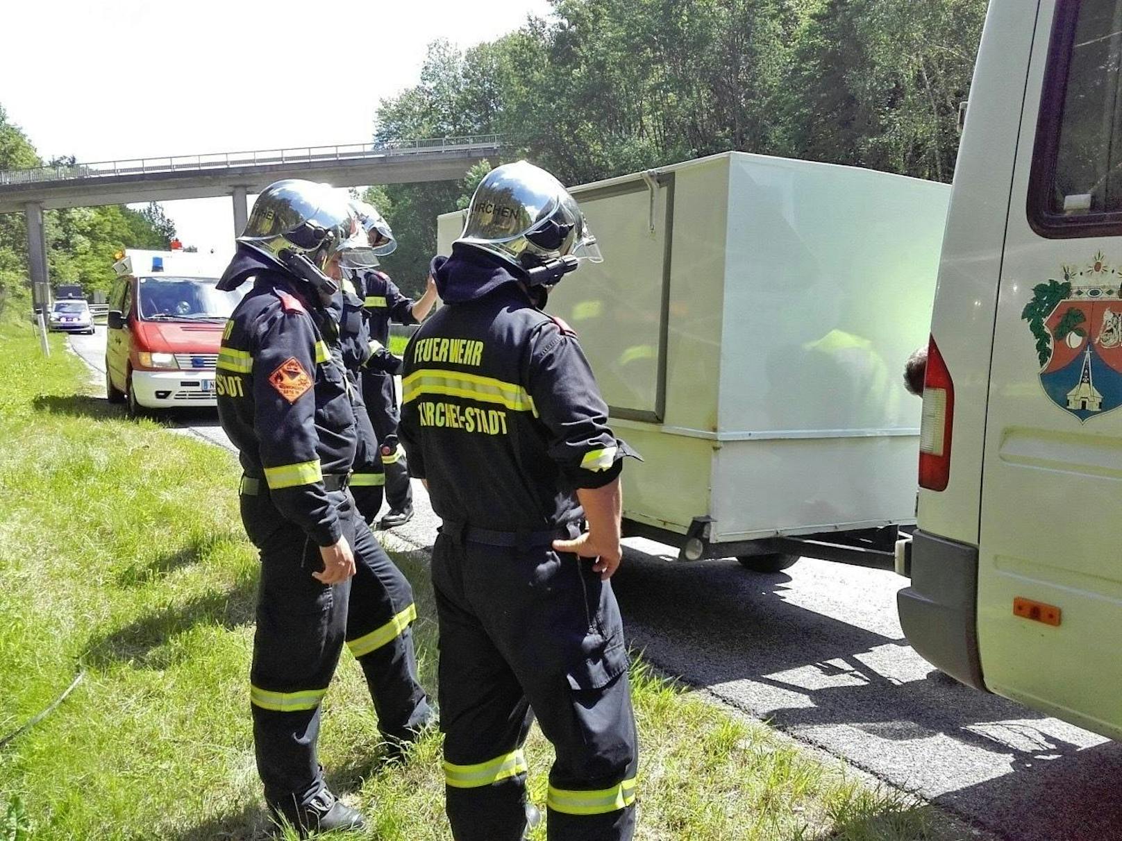 Die Feuerwehr brachte die Kinder mit Mannschaftsbussen von der Autobahn auf einen Parklatz in Gloggnitz.