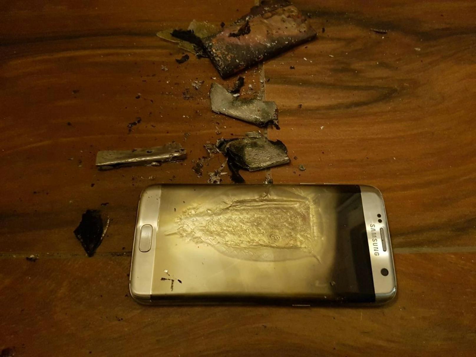 Die traurigen Überreste des Samsung Galaxy S7 Edge, dessen Akku explodiert war.