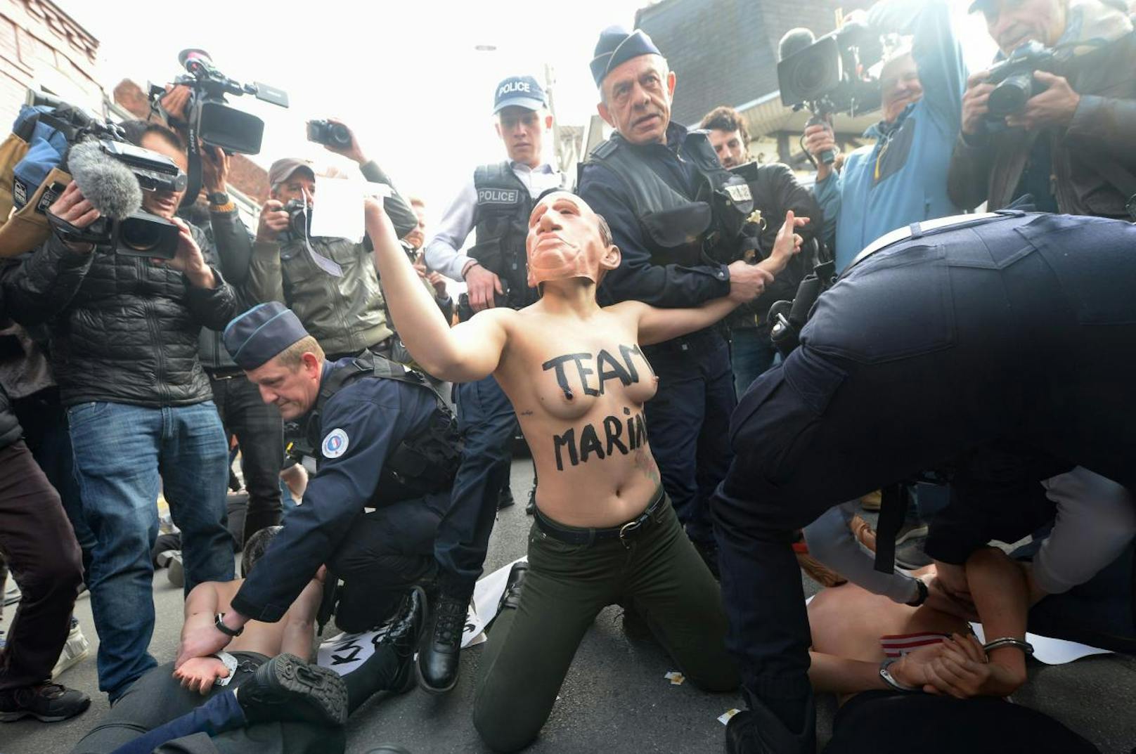 Nackt-Protest vor dem Wahllokal von Marine Le Pen