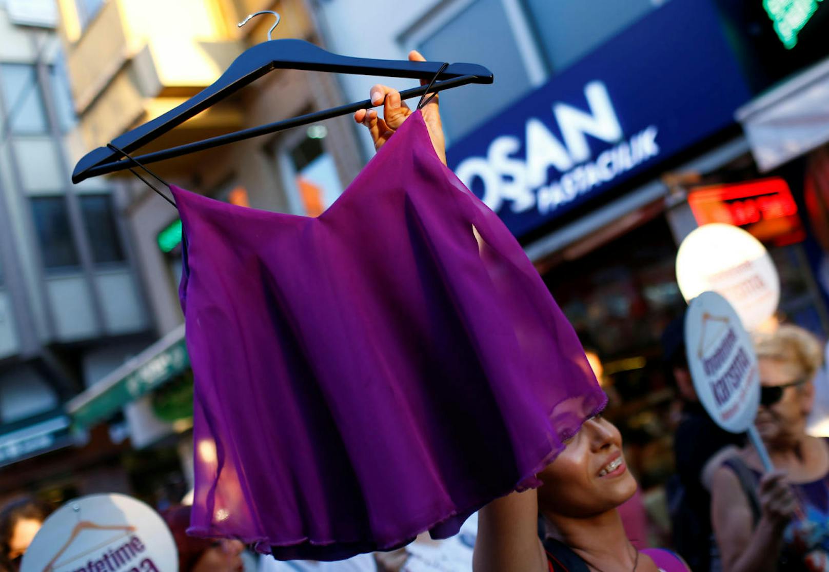Türkische Frauen gehen für Minirock auf die Straße