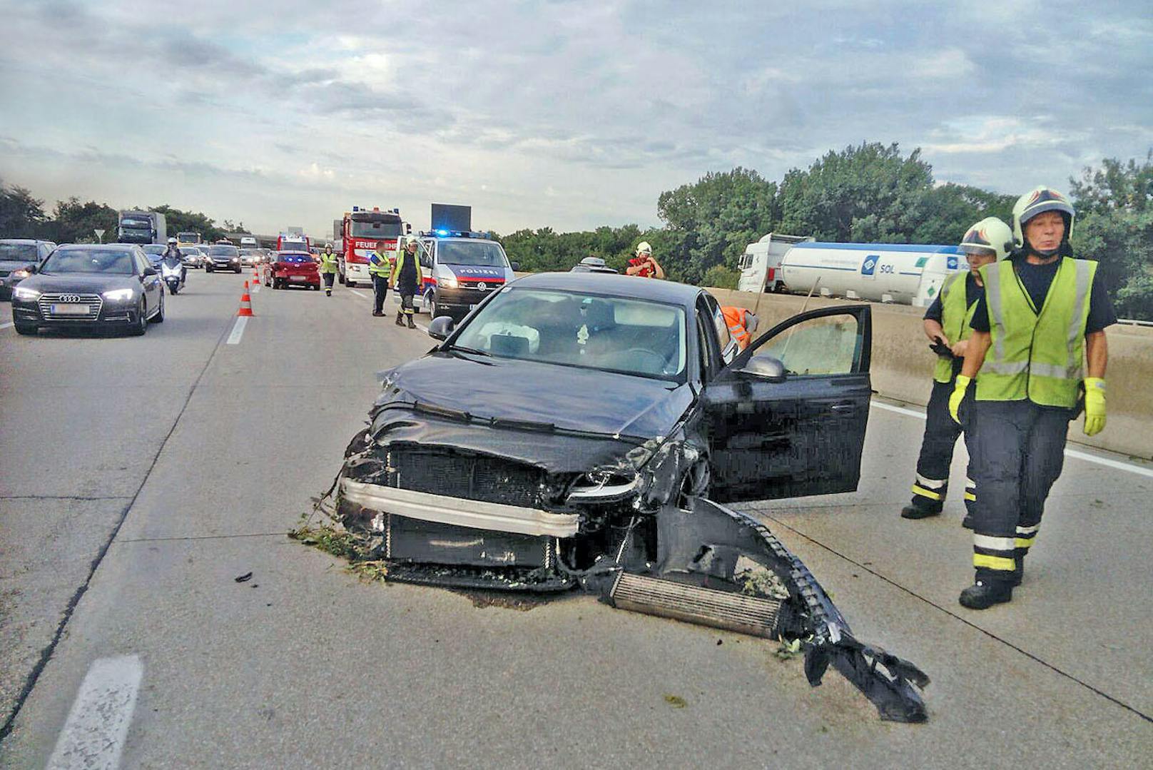 nach einem schweren Unfall staute sich der Verkehr auf der A2 in Fahrrichtung Wien am Freitag mehrere Kilometer weit.