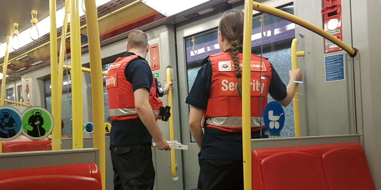 Das neue Sicherheitspersonal der Wiener Linien - mit Schutzweste und Pefferspray