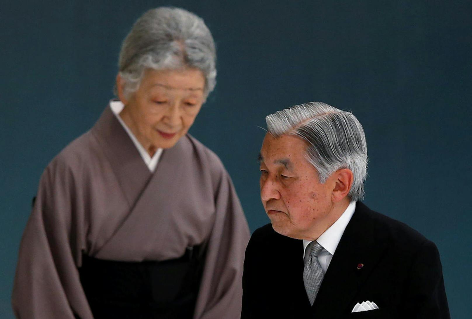 Akihito ist seit 1959 mit Kaiserin Michiko verheiratet. Diese war nicht nur die erste Bürgerliche, die Gemahlin eines japanischen Kaisers wurde, sondern auch die erste christlich erzogene.