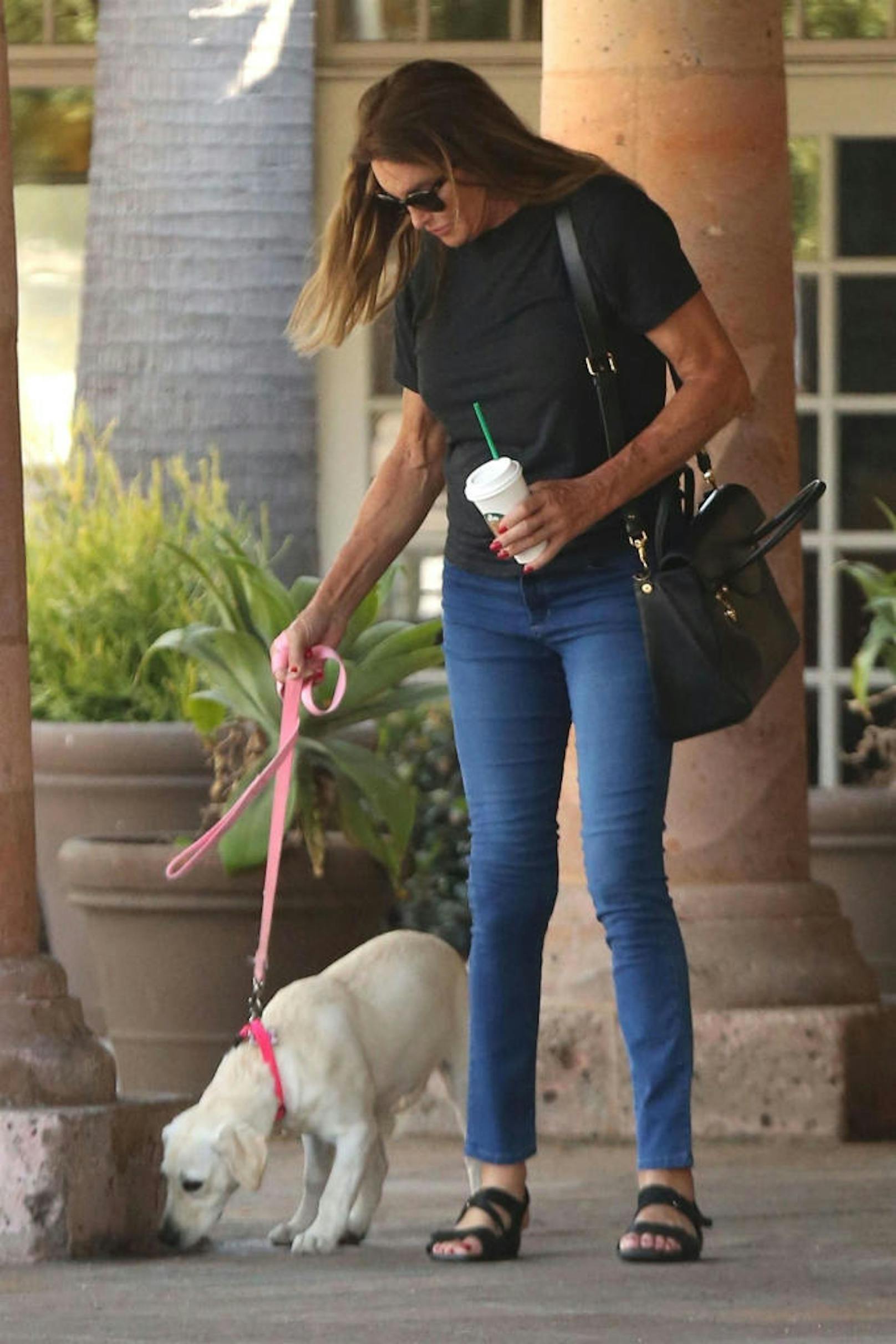 Caitlyn Jenner machte mit ihrem neuen Welpen einen Ausflug zu Starbucks.