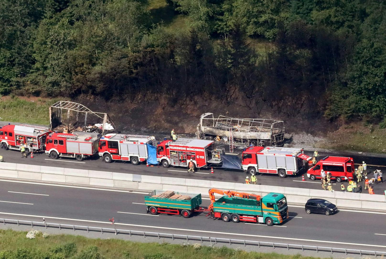Bei dem schweren Busunglück einer Pensionistengruppe auf der A9 in Bayern hat es 18 Todesopfer gegeben. Dreißig Menschen sind teils schwer verletzt worden.