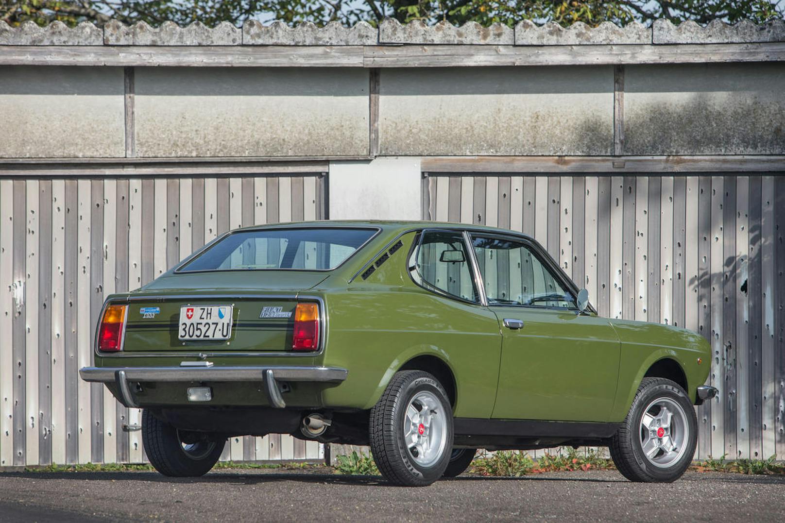 Der Vorgänger, das Fiat 128 Coupé 1300 SL, hatte nur einen kleinen Kofferraumdeckel und eine deutlich weniger übersichtliche Heckgestaltung.