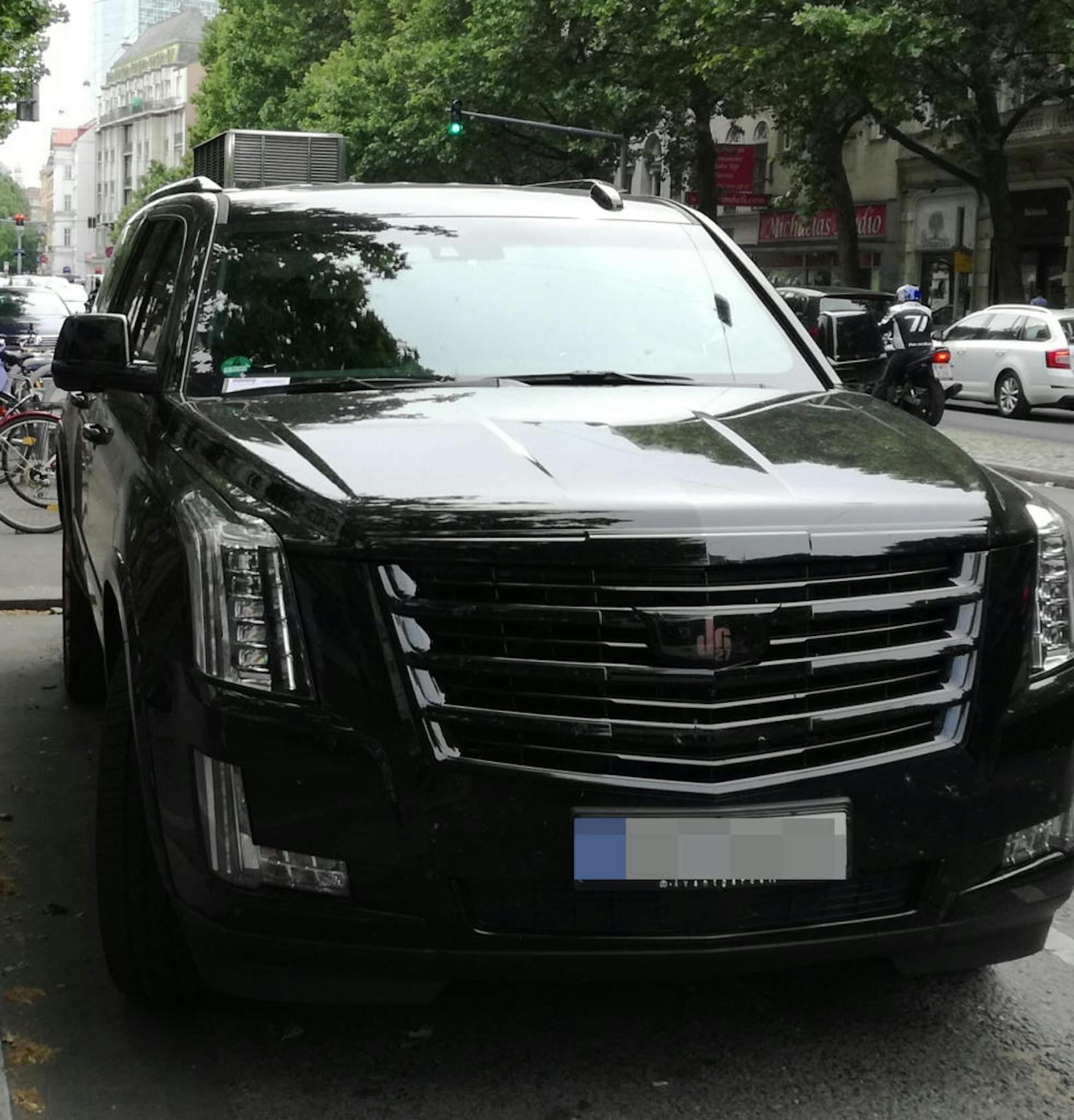 David Alaba stellte seinen neuen Cadillac Escalade im Parkverbot ab - und kassierte einen Strafzettel.