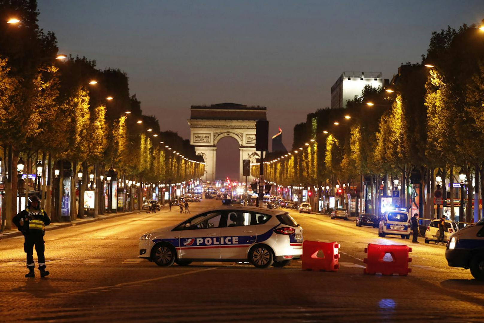 Bei einem Angriff auf Polizisten auf dem Pariser Prachtboulevard Champs-Elysées ist ein Polizist getötet und ein weiterer verletzt worden.