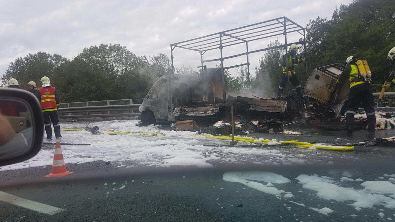 Sonntagvormittag brannte ein Kleintransporter auf der A1 Richtung Wien, völlig aus.