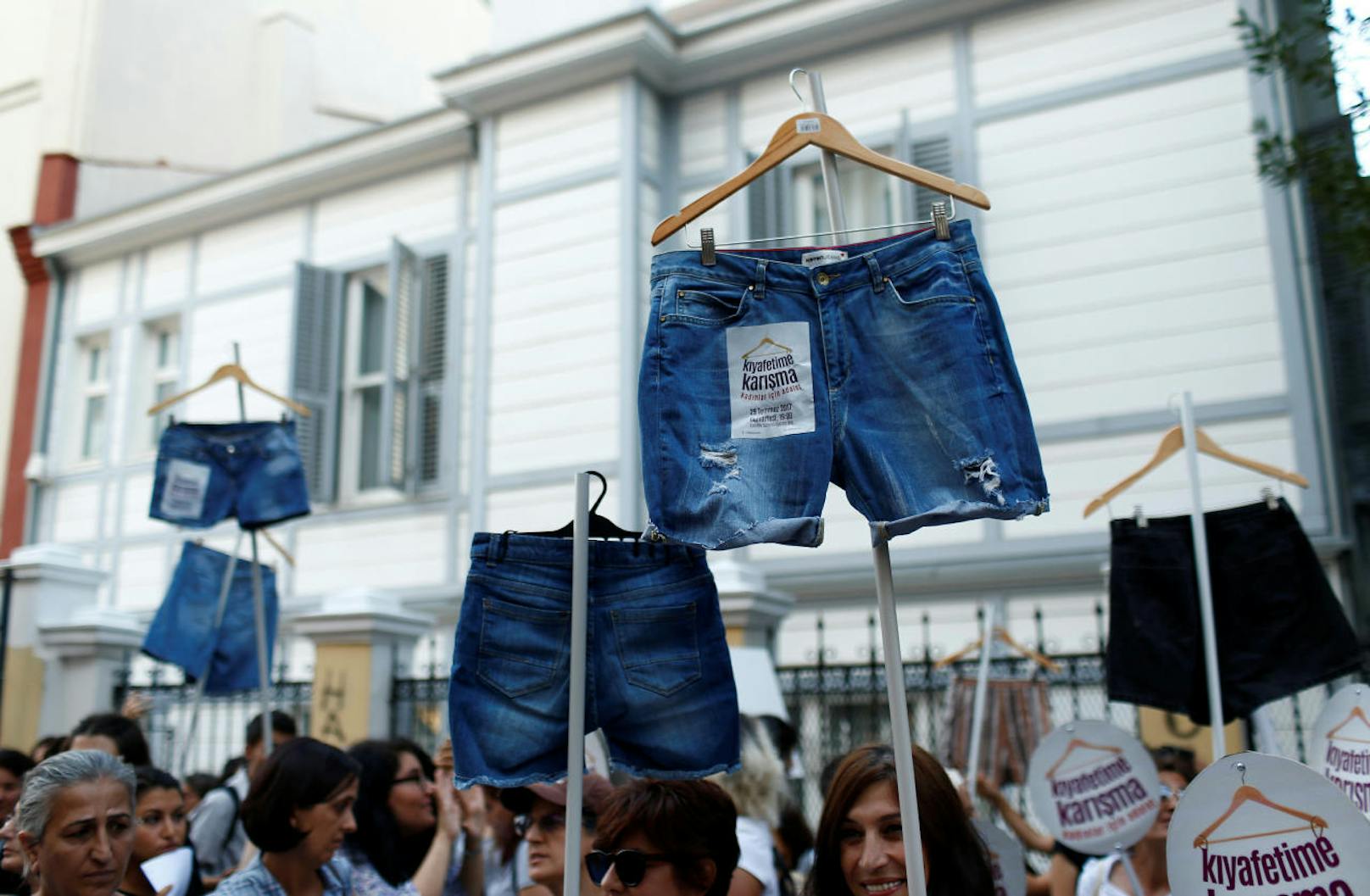 Türkische Frauen gehen für Minirock auf die Straße