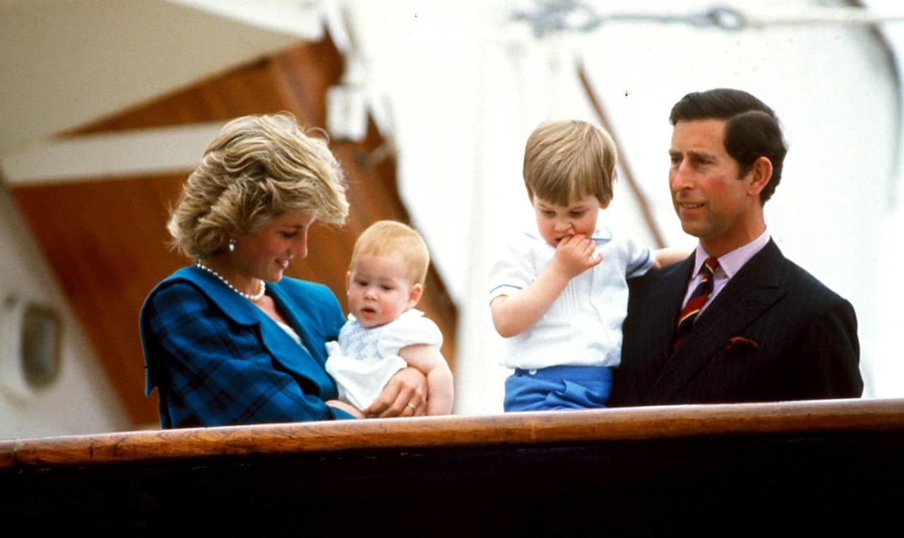 1992: Pinzessin Diana und Prinz Charles mit William und Harry in London