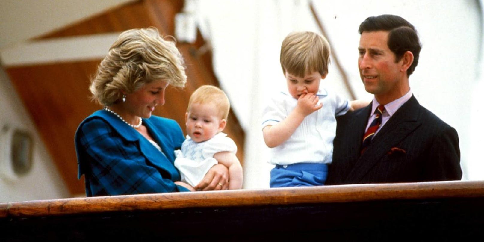 1992: Pinzessin Diana und Prinz Charles mit William und Harry in London
