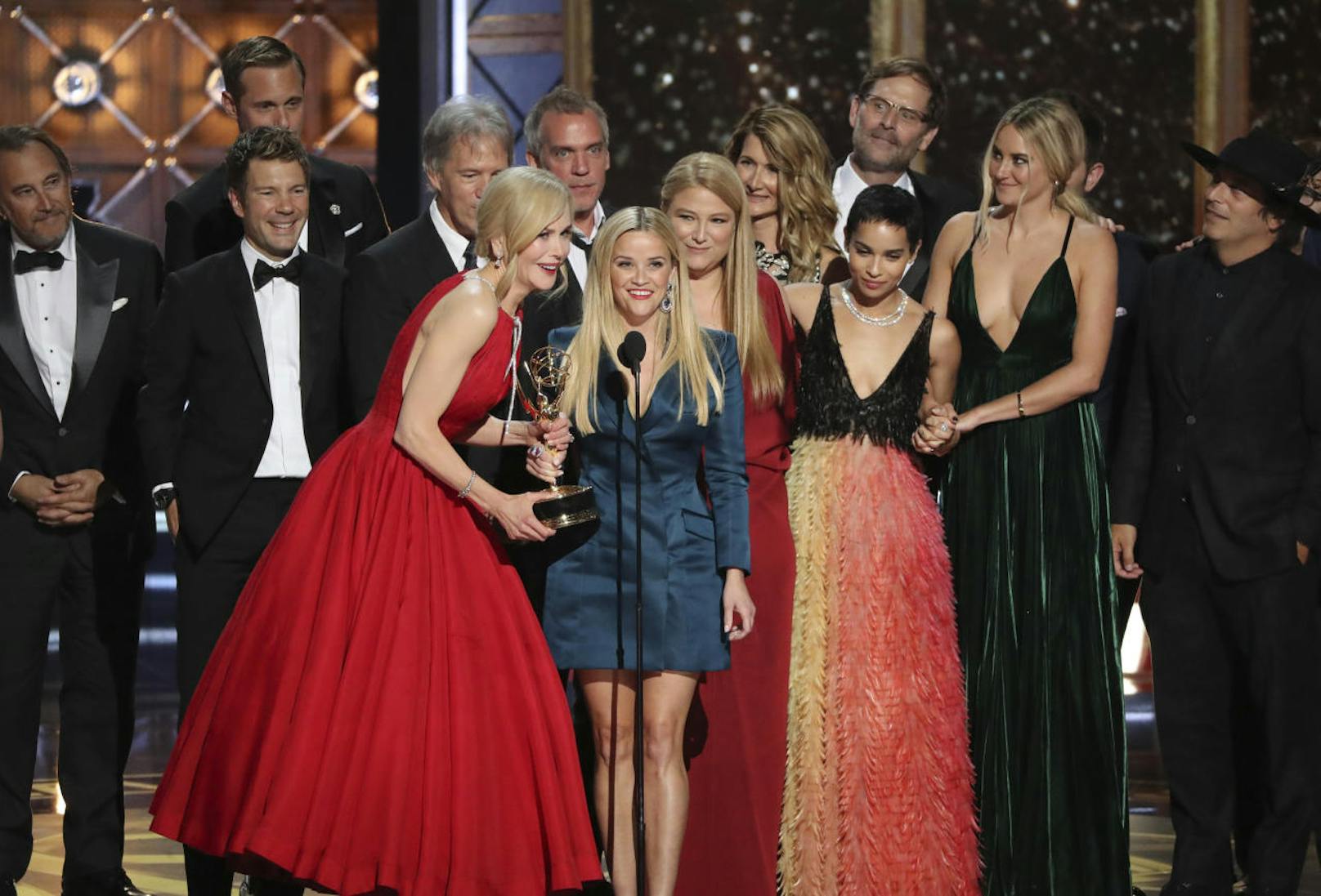 Nicole Kidman und Reese Witherspoon mit ihren Cast in "Big Little Lies": Die hochkarätige Truppe bekam den Emmy für Beste Limited Serie 