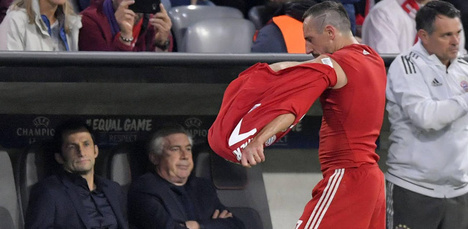 Franck Ribery wirft das Trikot erbost auf die Ersatzbank