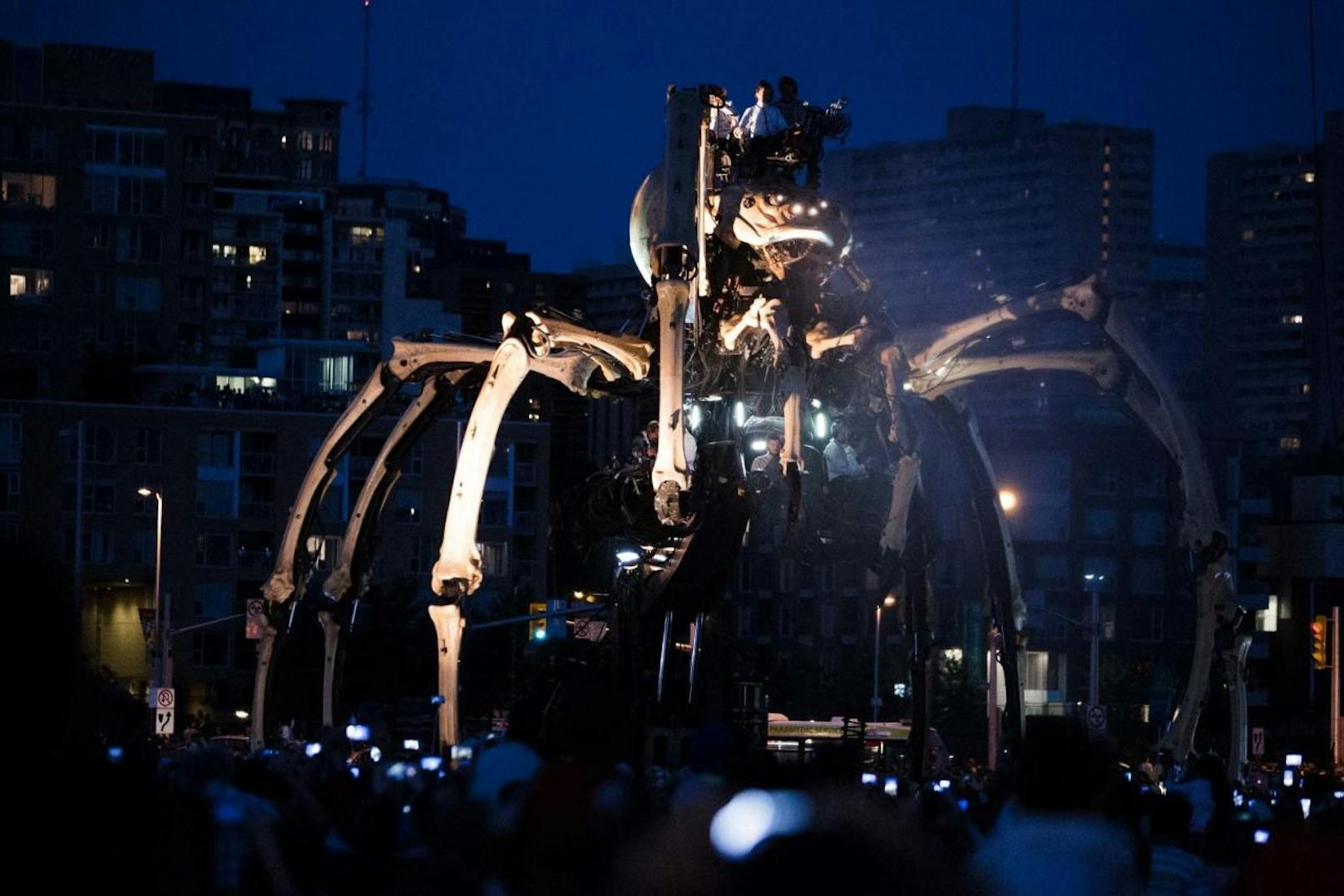 Riesenspinne (Roboter) in Ottawa auf der Notre Dame Kathedrale_10