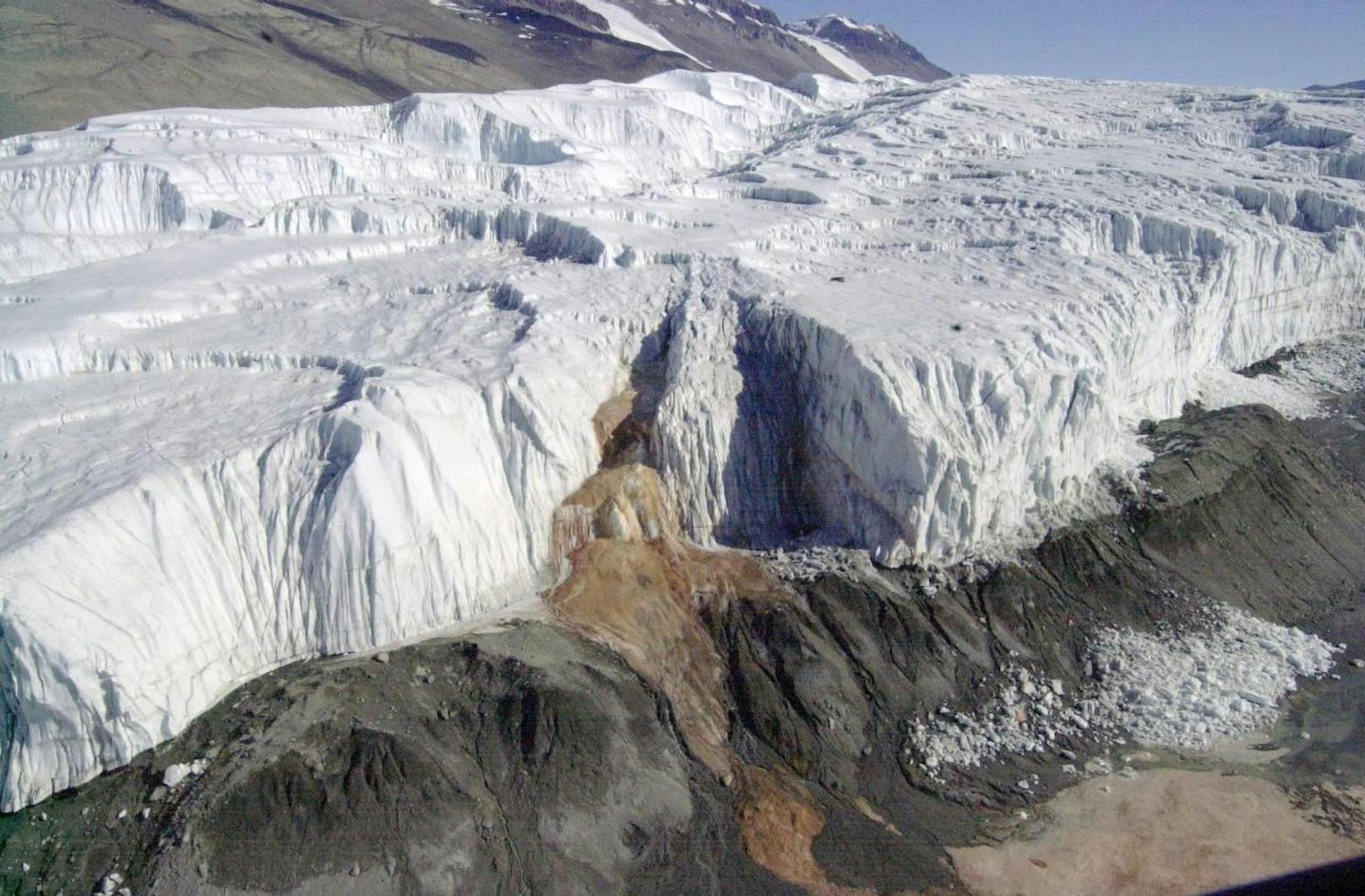... dass vom Gletscher Wärme ausgeht: "Wasser gibt Wärme ab, wenn es gefriert - und das könnte das Eis um die Kanäle herum erwärmen", so die Forscher im "Journal of Glaciology".