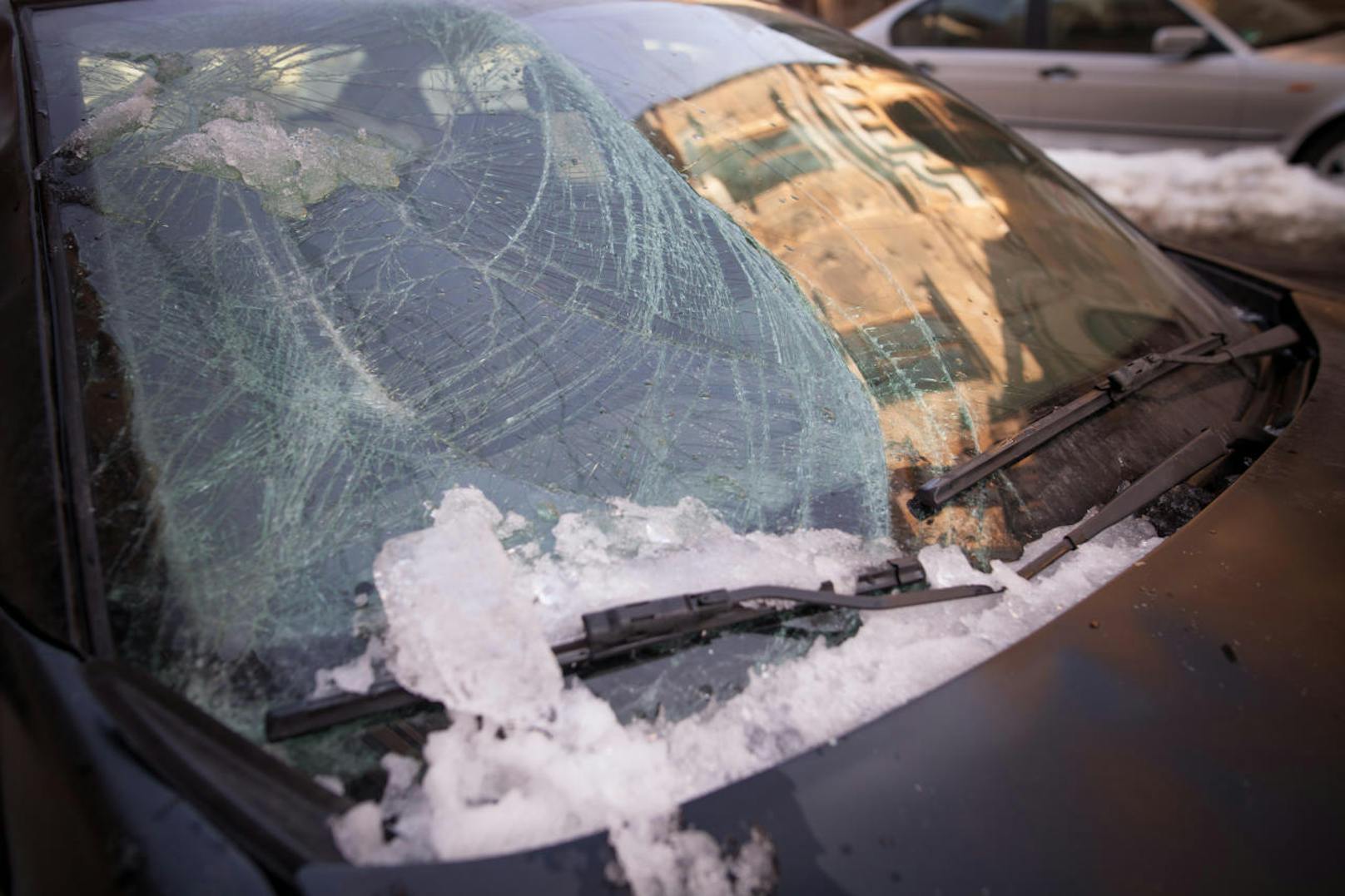 Bedenken Sie bei der Parkplatzwahl genau, ob Ihr Auto vor Dachlawinen oder abbrechenden Ästen geschützt ist.