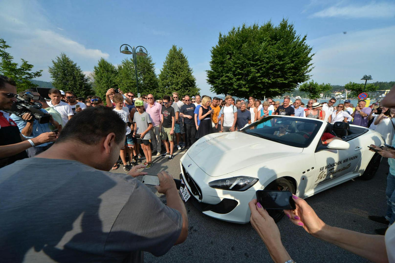 Schaulustige fotografieren den Schaden am Maserati