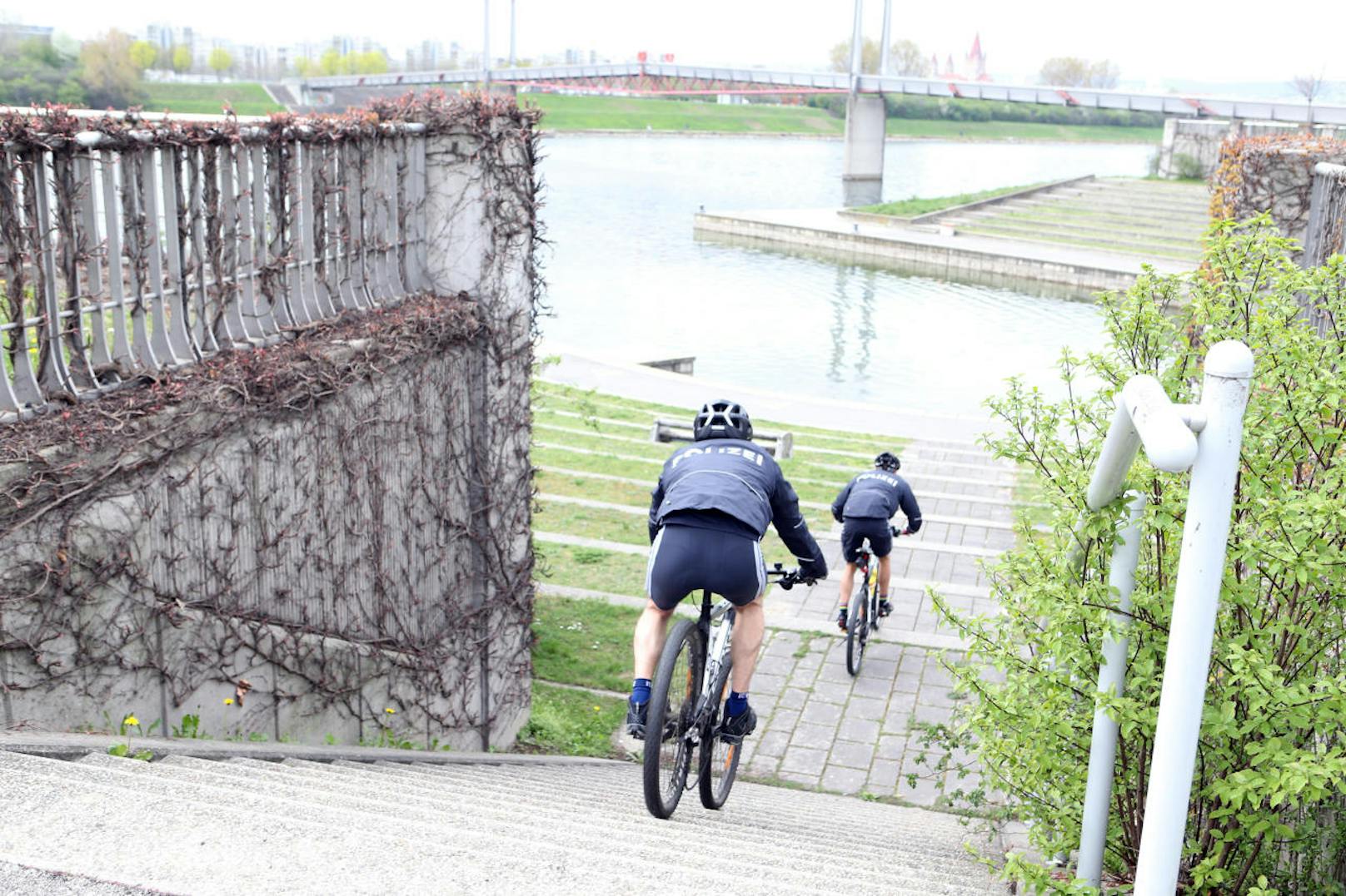 Auf der Donauinsel: Unterwegs mit den Fahrradpolizisten.