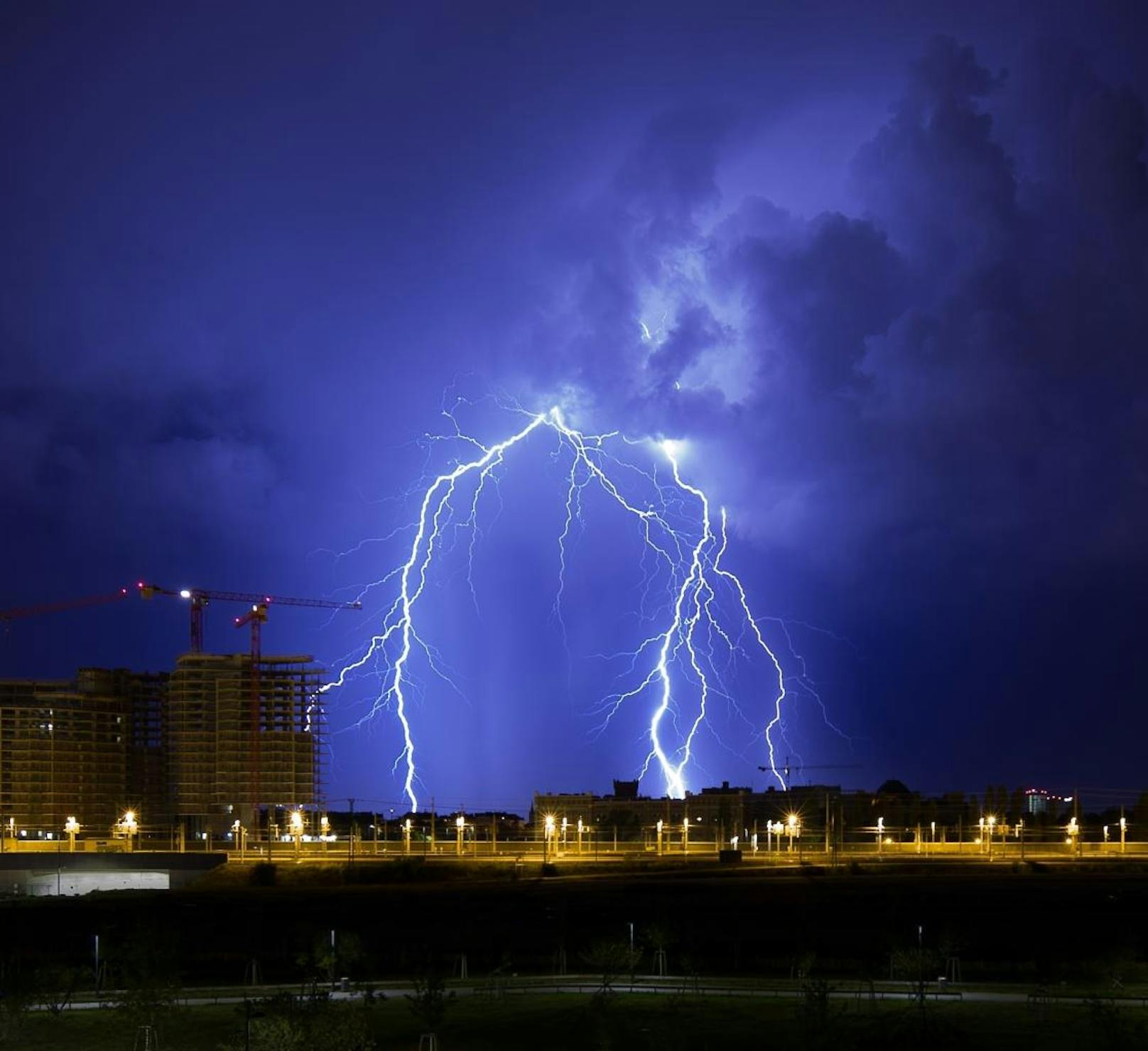 Leserreporter Christian L. fotografierte die Blitze vom Sonnwendviertel aus.