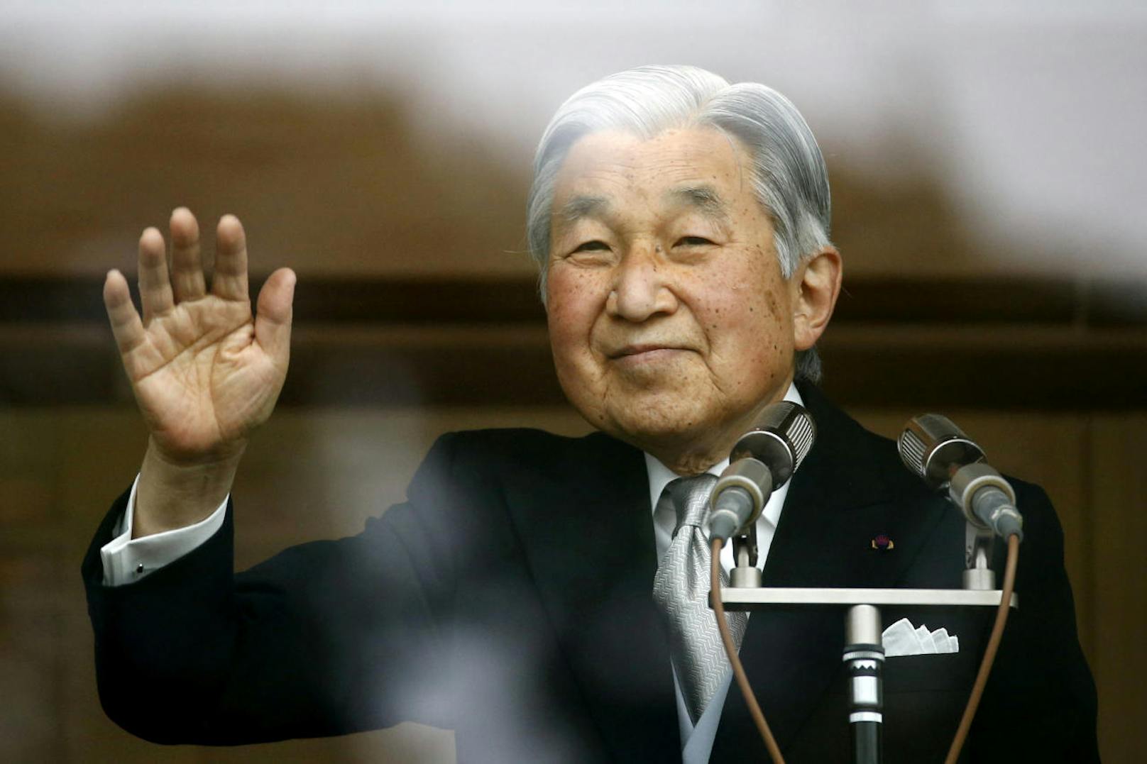 Japans Kaiser Akihito bestieg am 7. Januar 1989 im Alter von 55 Jahren den japanischen Chrysanthementhron und wurde am 12. November 1990 offiziell zum 125. Tenno von Japan ausgerufen. Akihito hat seiner Regierungszeit den Namen Heisei ("Frieden überall") gegeben.