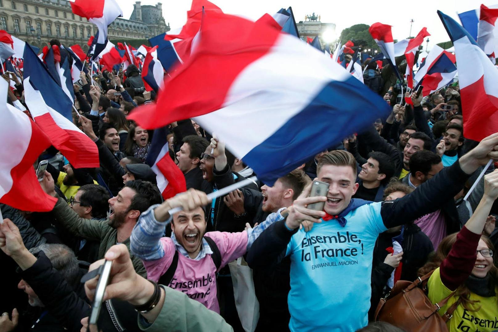 ... Emmanuel Macron schafft einen Erdrutschsieg gegen Le Pen.