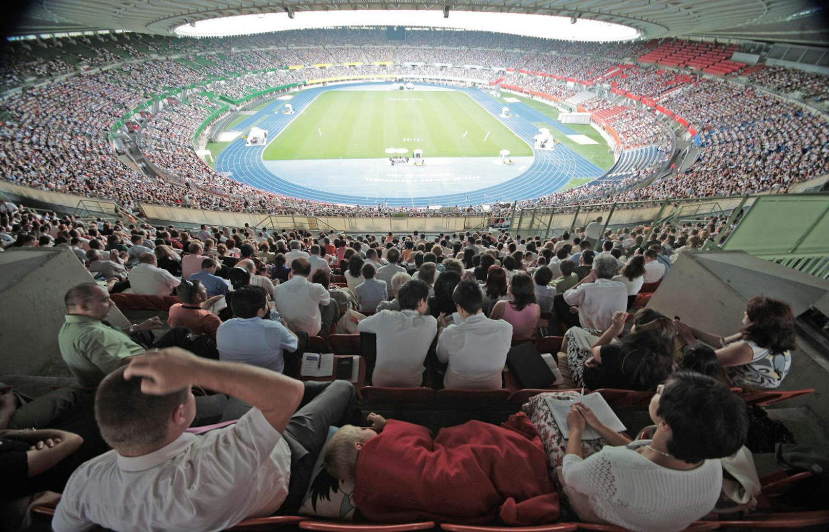 Die Massentaufe findet im Ernst-Happel-Stadion statt