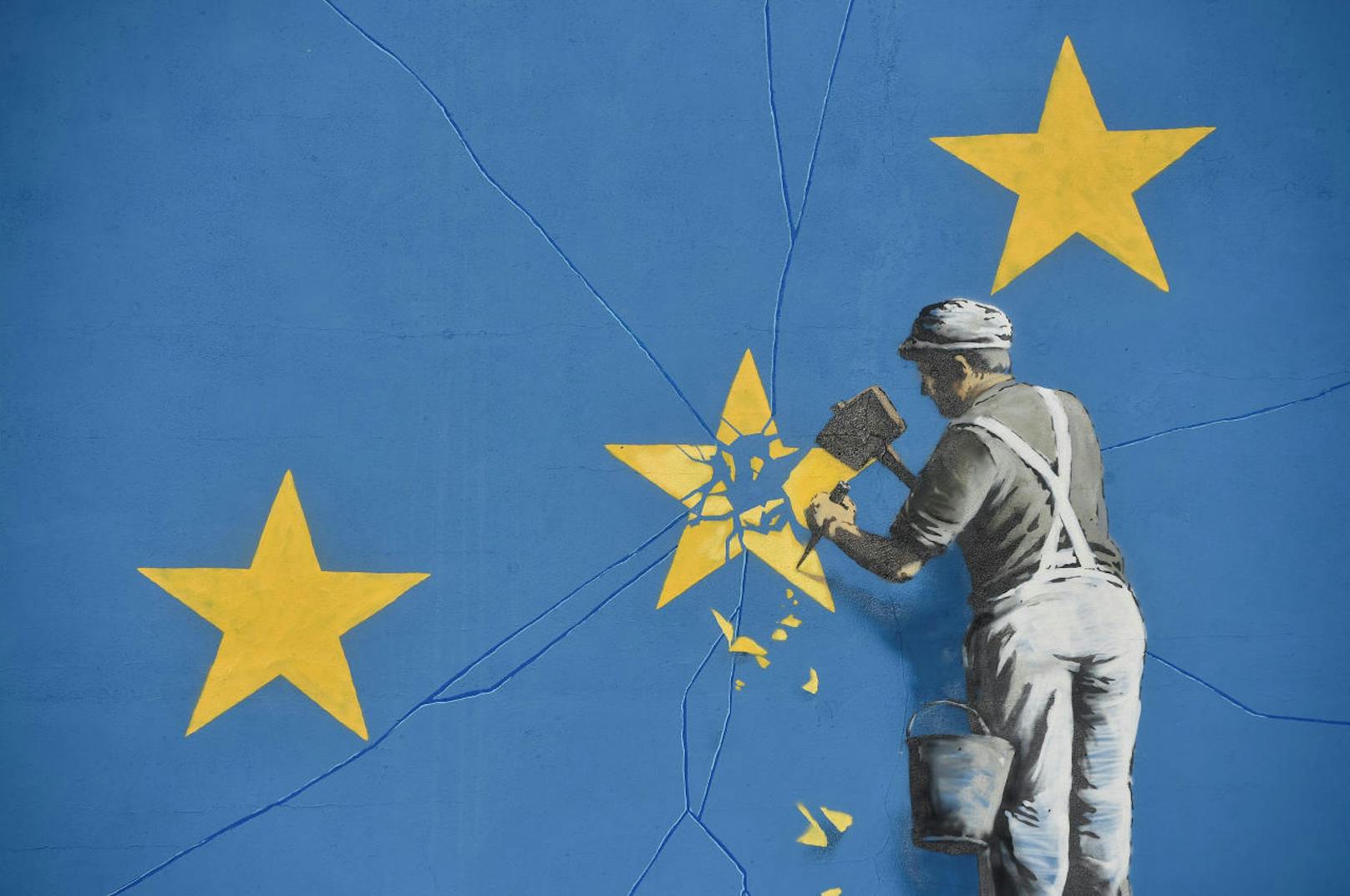 Ein Handwerker stemmt einen der Sterne aus der Europaflagge. Das Bild ist Banksys Kommentar zum Brexit, dem Austritt Großbritanniens aus der EU