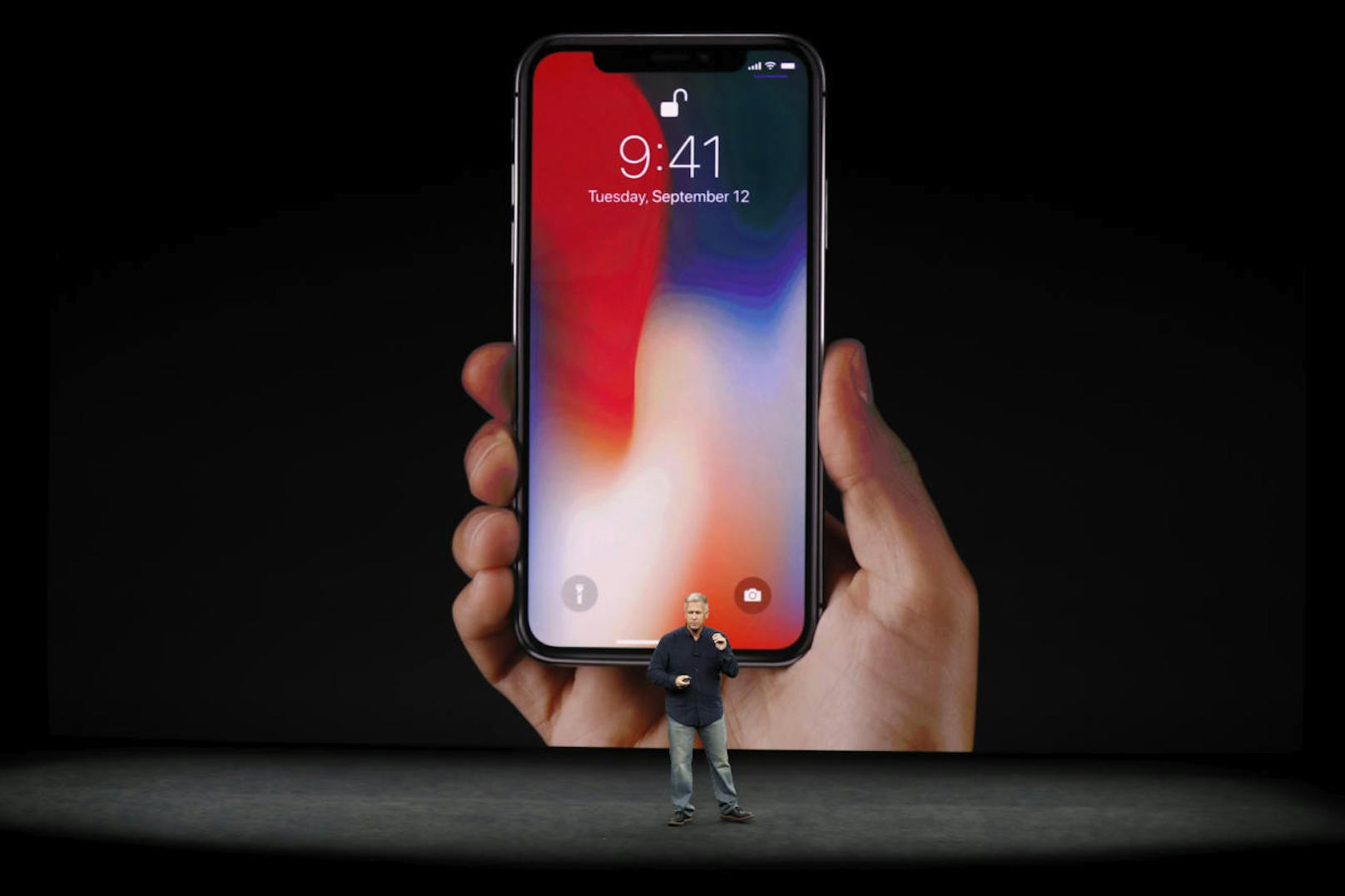 Das dritte präsentierte iPhone wird iPhone X heißen. Wie die Gerüchteküche vermutete wird das X keinen Homebutton mehr haben.