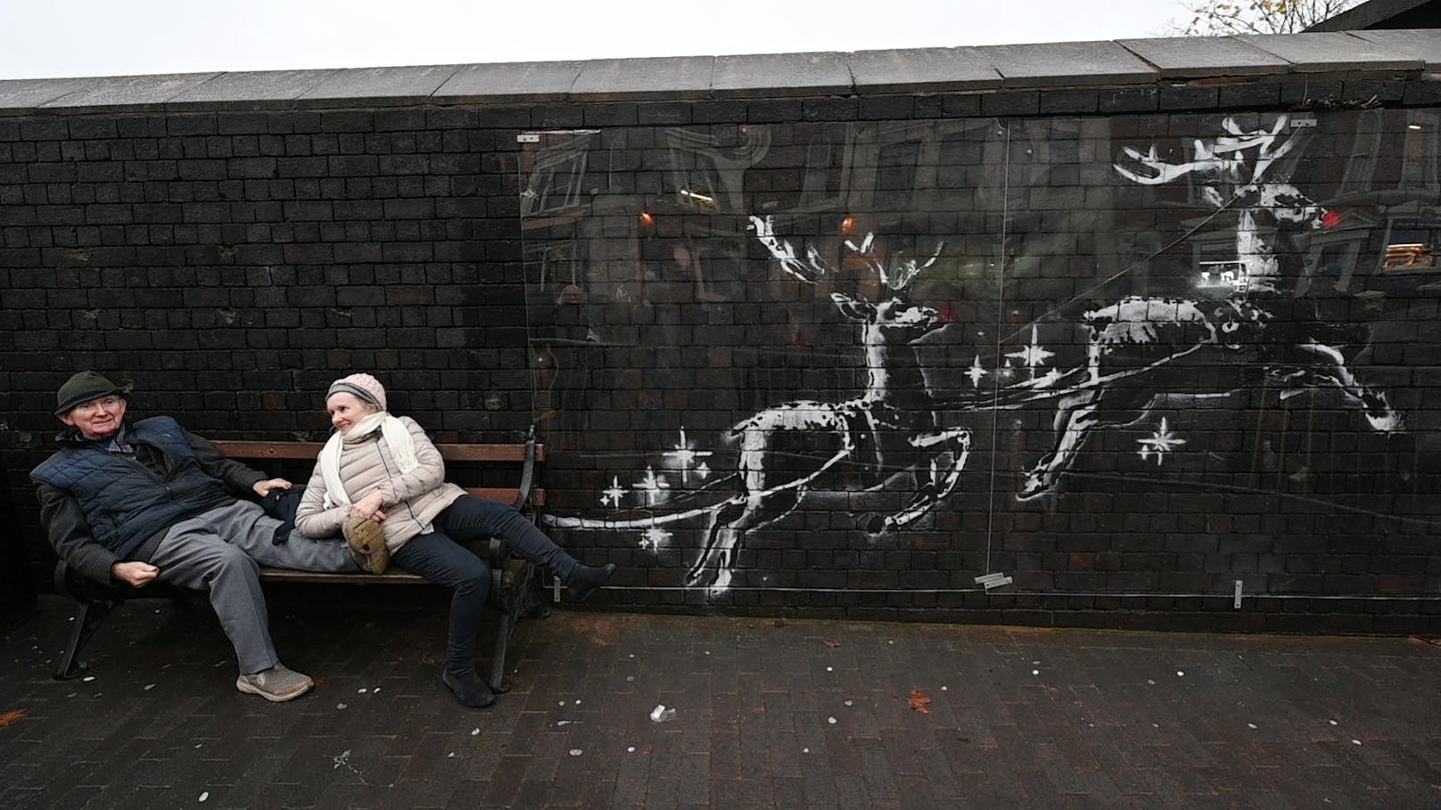 Vor dem Wochenende sprayte Banksy sein weihnachtliches Gemälde in Birmingham an die Wand, ...