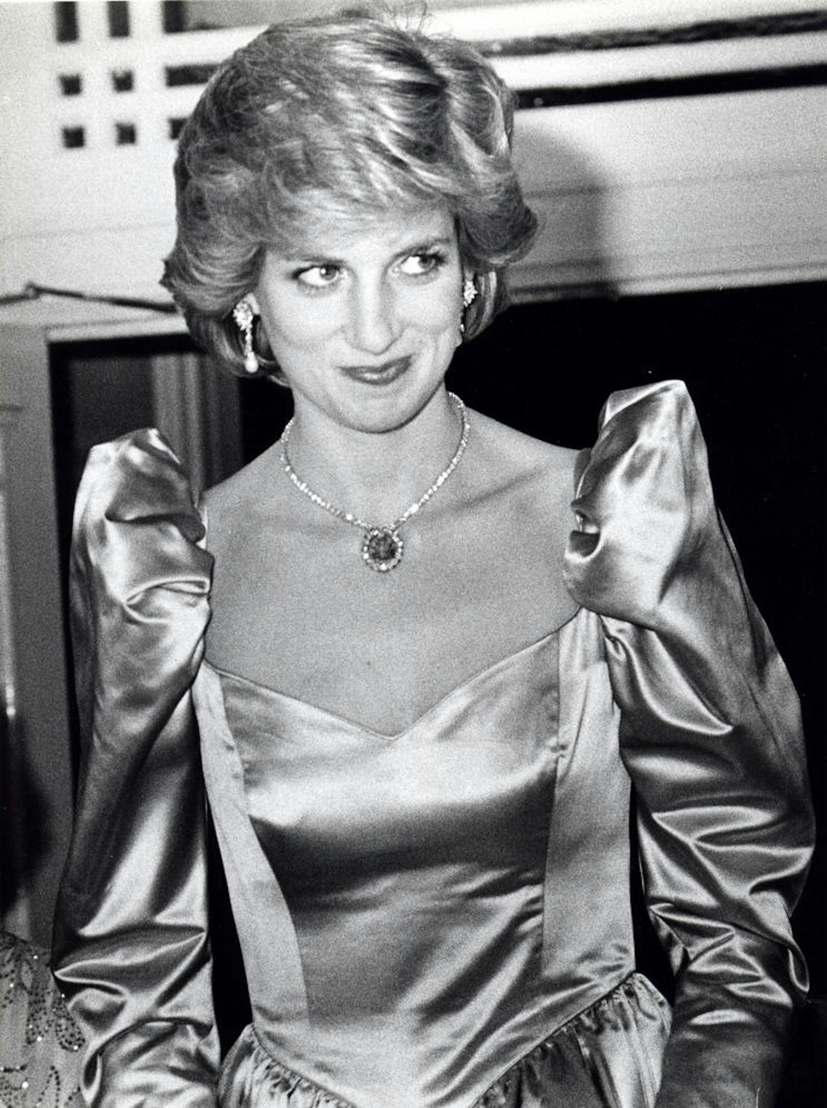 Princess Diana besucht ein Dinner in der British Ambassador's Residence veranstaltet von Sir Sydney Giffard und Lady Giffard, 1986.