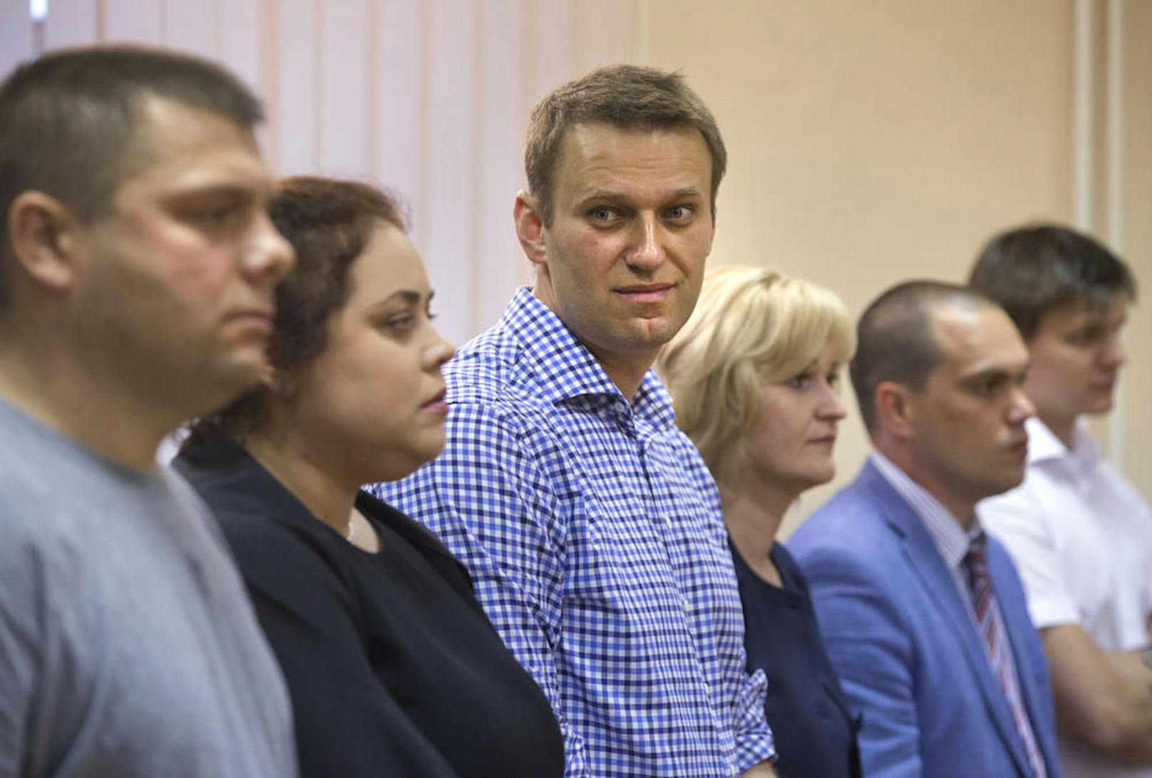 Bei einem Prozess 2013 hatte der Staatsanwalt sechs Jahre Lagerhaft für den russischen Oppositionsführer (im karierten Hemd) gefordert.