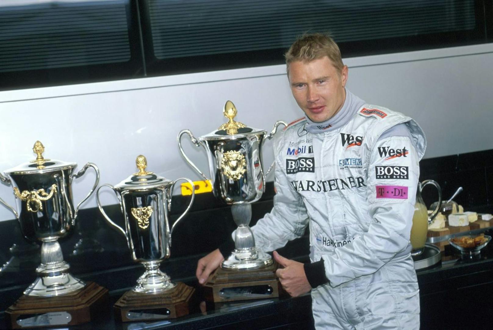 Die üppige Trophäensammlung von Mika Häkkinen. Der Finne fuhr 2000 seinen zweiten Spielberg-Sieg ein.