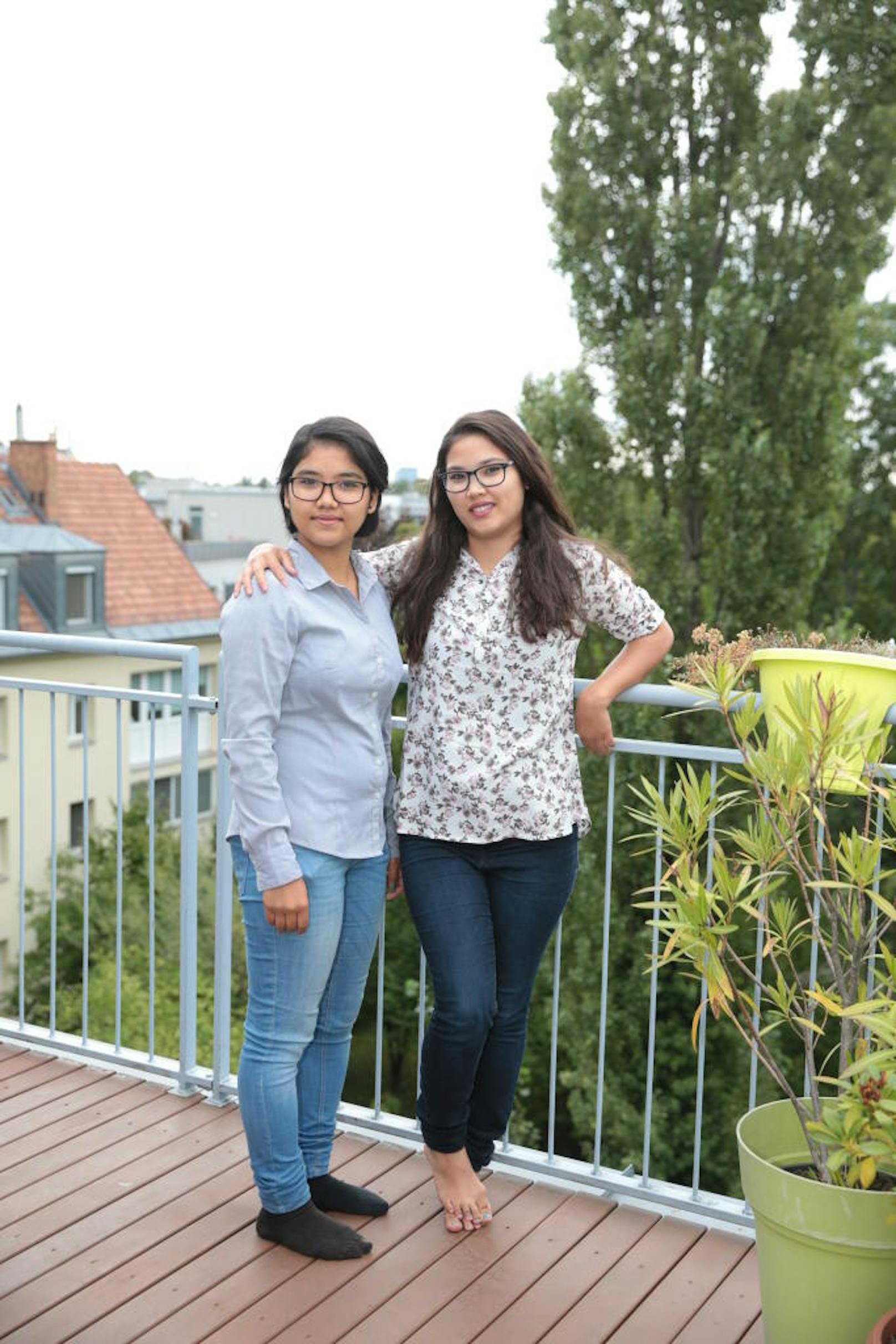 F. (24) und Fa. (18) Rahimi: Nach der beschwerlichen Flucht aus Iran gibt es für das Schwestern-Duo endlich ein normales Leben in Wien.