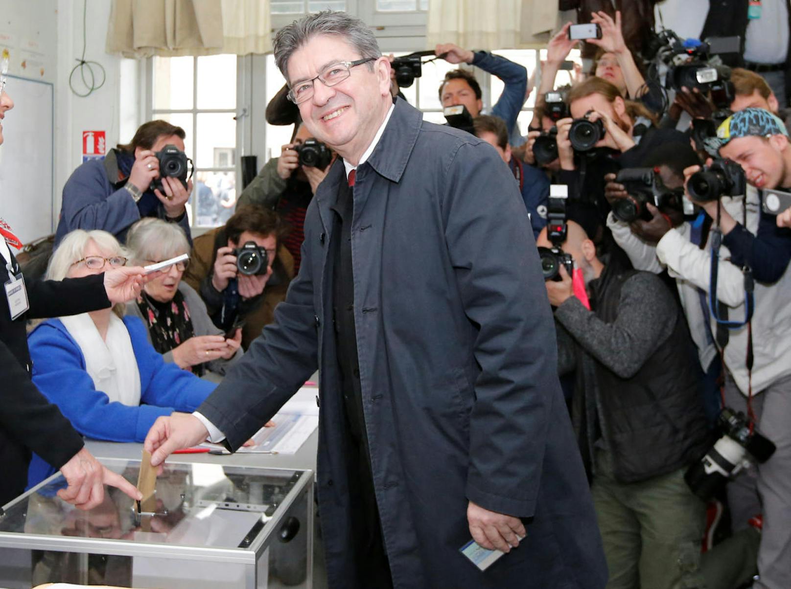 Der ebenfalls unterlegene Linkspopulist Jean-Luc Melenchon gab seine Stimme in einem Pariser Wahllokal ab.