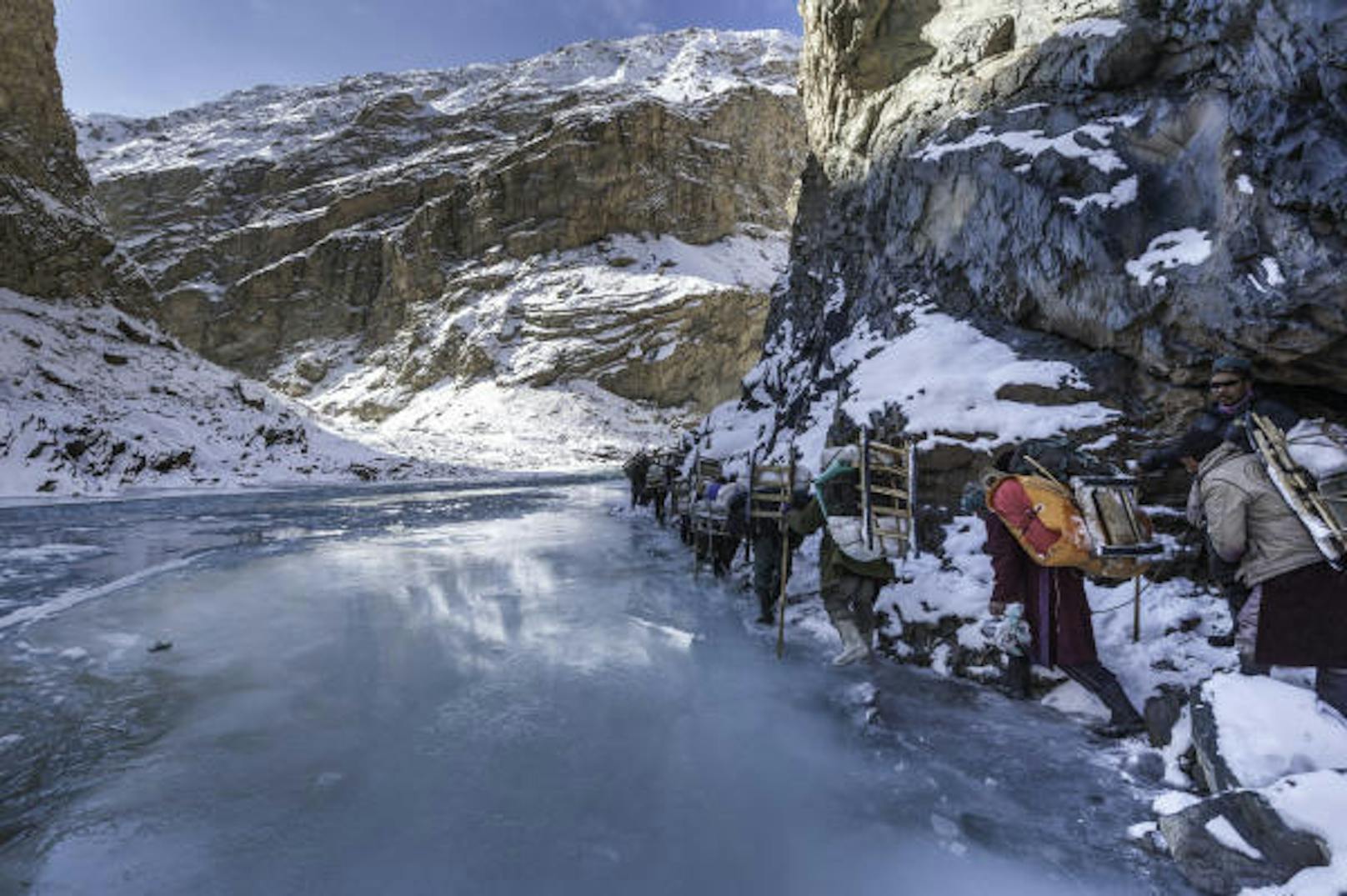 <b>Chadar Trek, Indien:</b> Wer bereit ist, in eisiger Kälte (-5 bis -35 Grad) über einen fast vollständig gefrorenen Fluss zu wandern, der findet im nordindischen Ladakh-Gebiet die passende Herausforderung. In den kurvenreichen Schluchten des Zanskar verbergen sich uralte Höhlen. Distanz: 105 Kilometer, Dauer: 6 bis 9 Tage, Anforderung: schwer