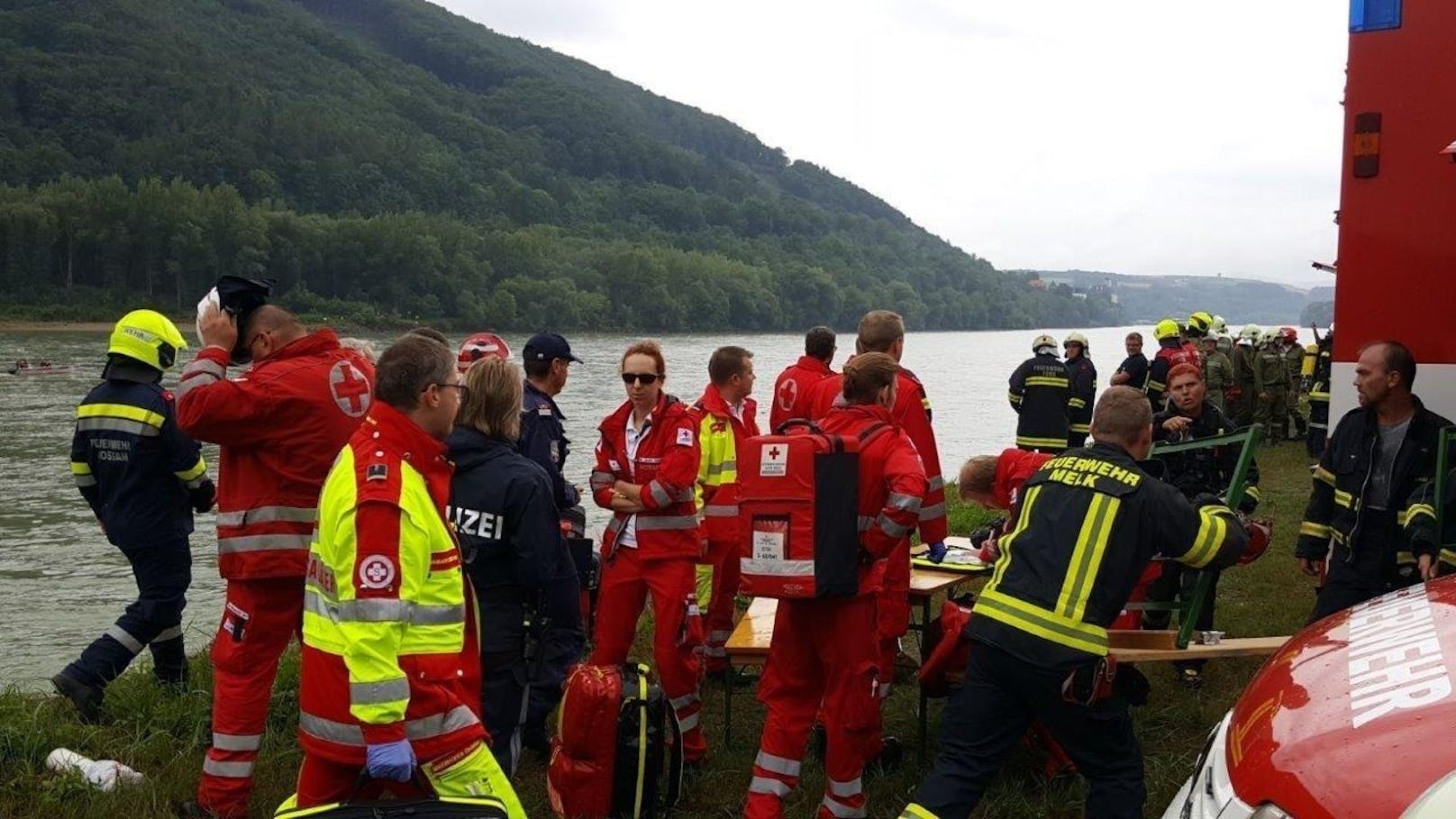 Großaufgebot an Einsatzkräften: Feuerwehren, Bundesheer, Polizei, Wasserrettung, Rotes Kreuz und die ÖAMTC-Flugrettung stehen auf der Donau im Einsatz.