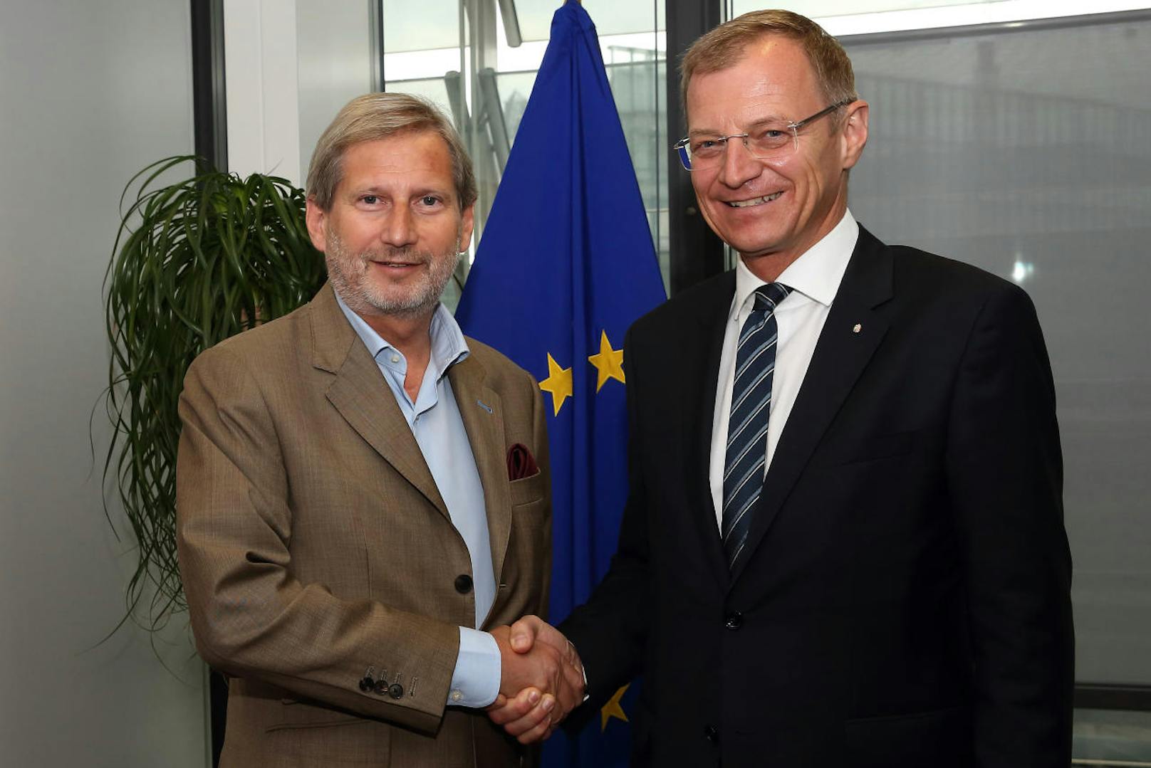 LH Thomas Stelzer und Österreichs EU-Kommissar Johannes Hahn.