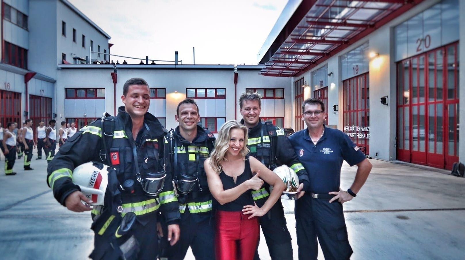 Nina Proll mit heissen Feuerwehrmännern
