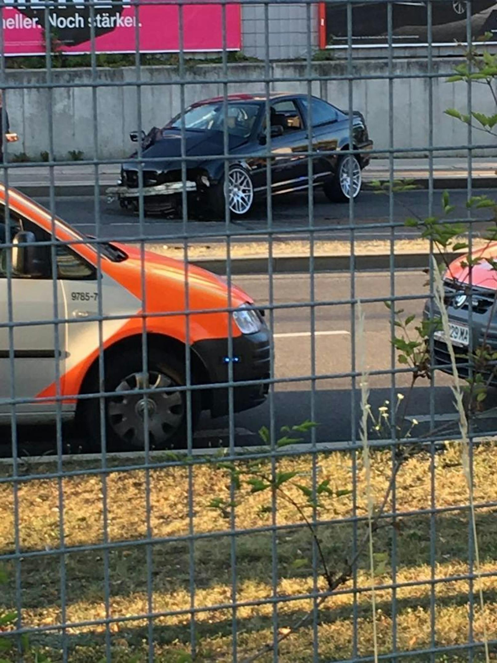 Der dreier BMW überschlug sich beim Aufprall.