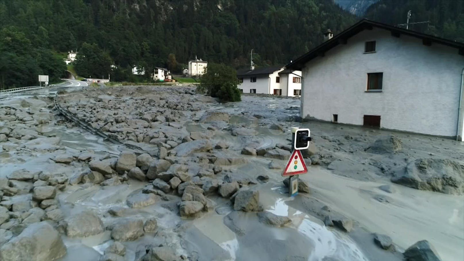 In der Schweiz ist eine massive Gerölllawine mitten durch das Bergdorf Bondo abgegangen. Acht Menschen wurden nach dem Unglück vermisst, darunter auch Österreicher (23. August 2017).