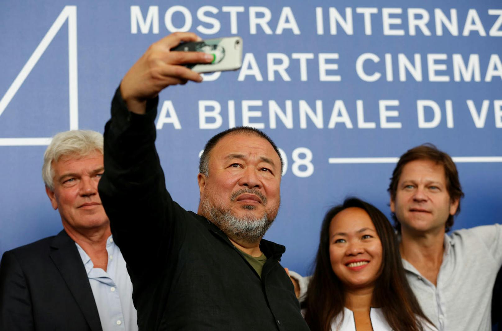 Regisseur und Künstler Ai Weiwei drehte den Spieß um, machte am Roten Teppich fleißig Selfies