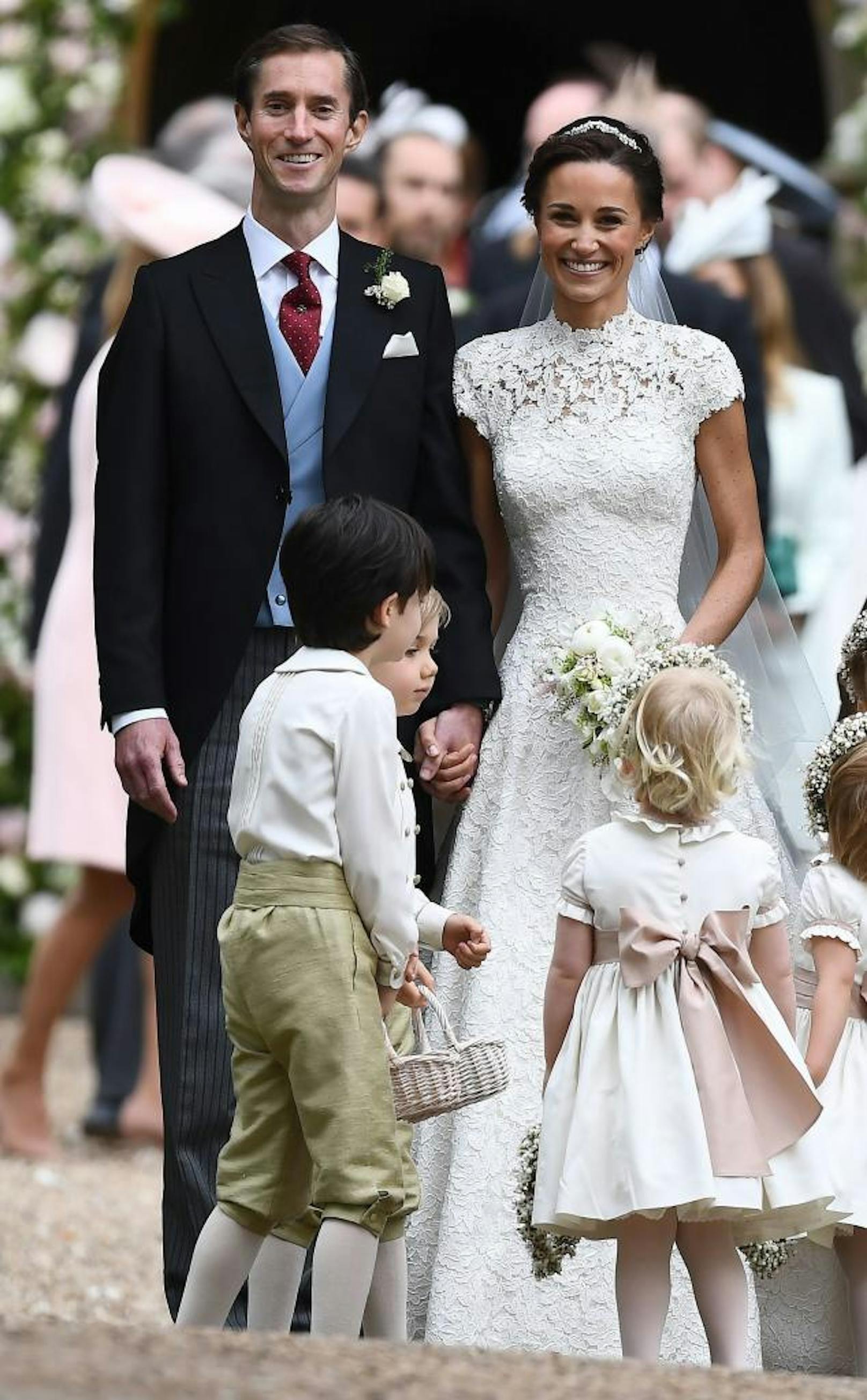 Das frischvermählte Brautpaar Pippa Middleton und James Matthews verlässt die Kirche.