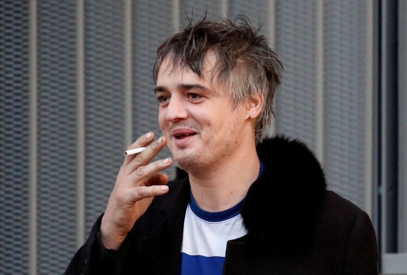 2019 sah Pete Doherty noch so aus: Hier steht er vor einem Pariser Gerichtsgebäude.