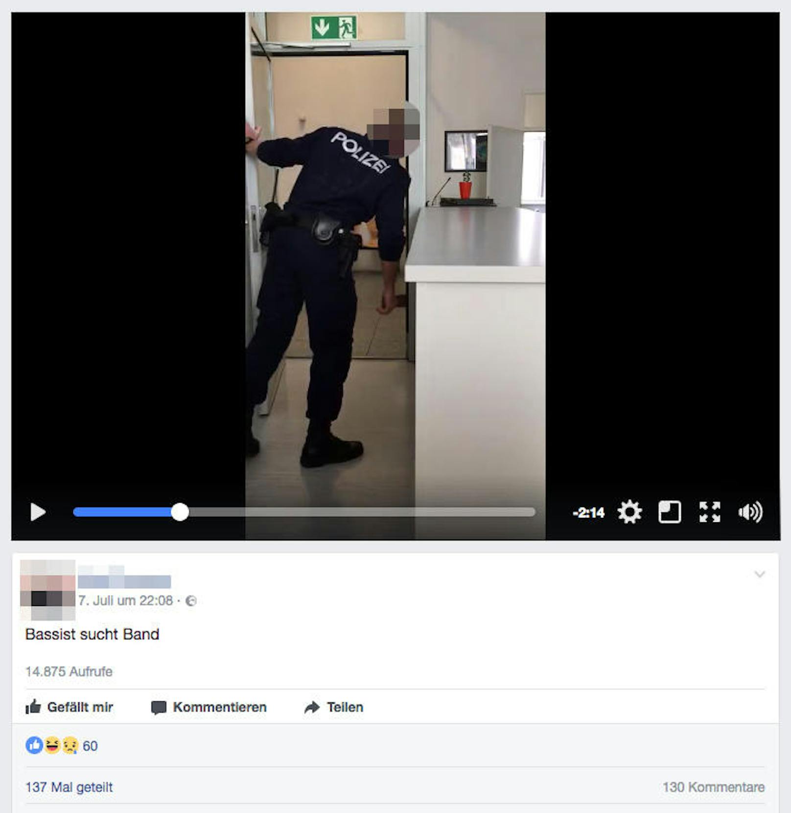 Steyrer Polizisten stellen in Video offenbar verwirrten Mann bloß.